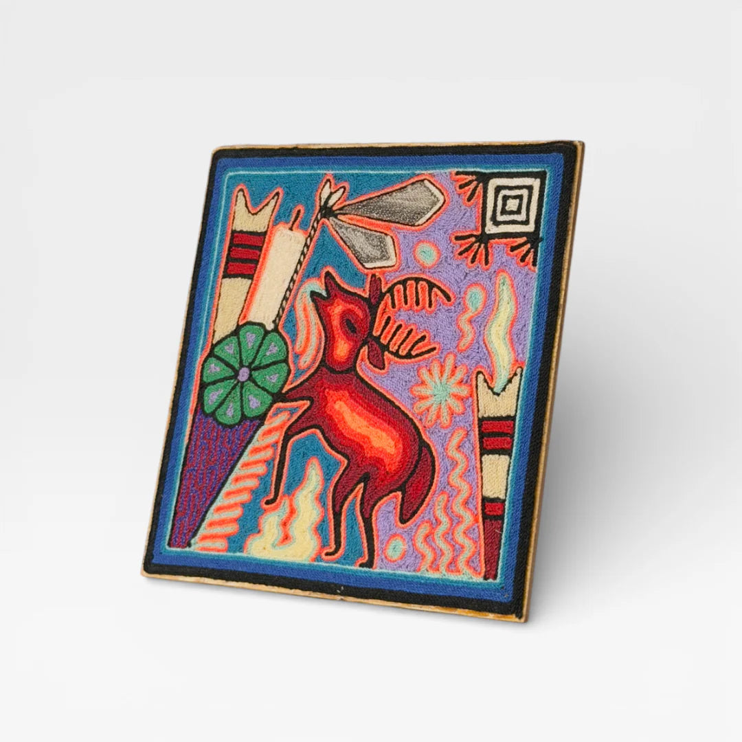 Cuadro de Arte Wixárika de Chaquira: Venado Rojo Púrpura, Patrón Simbólico Azul.