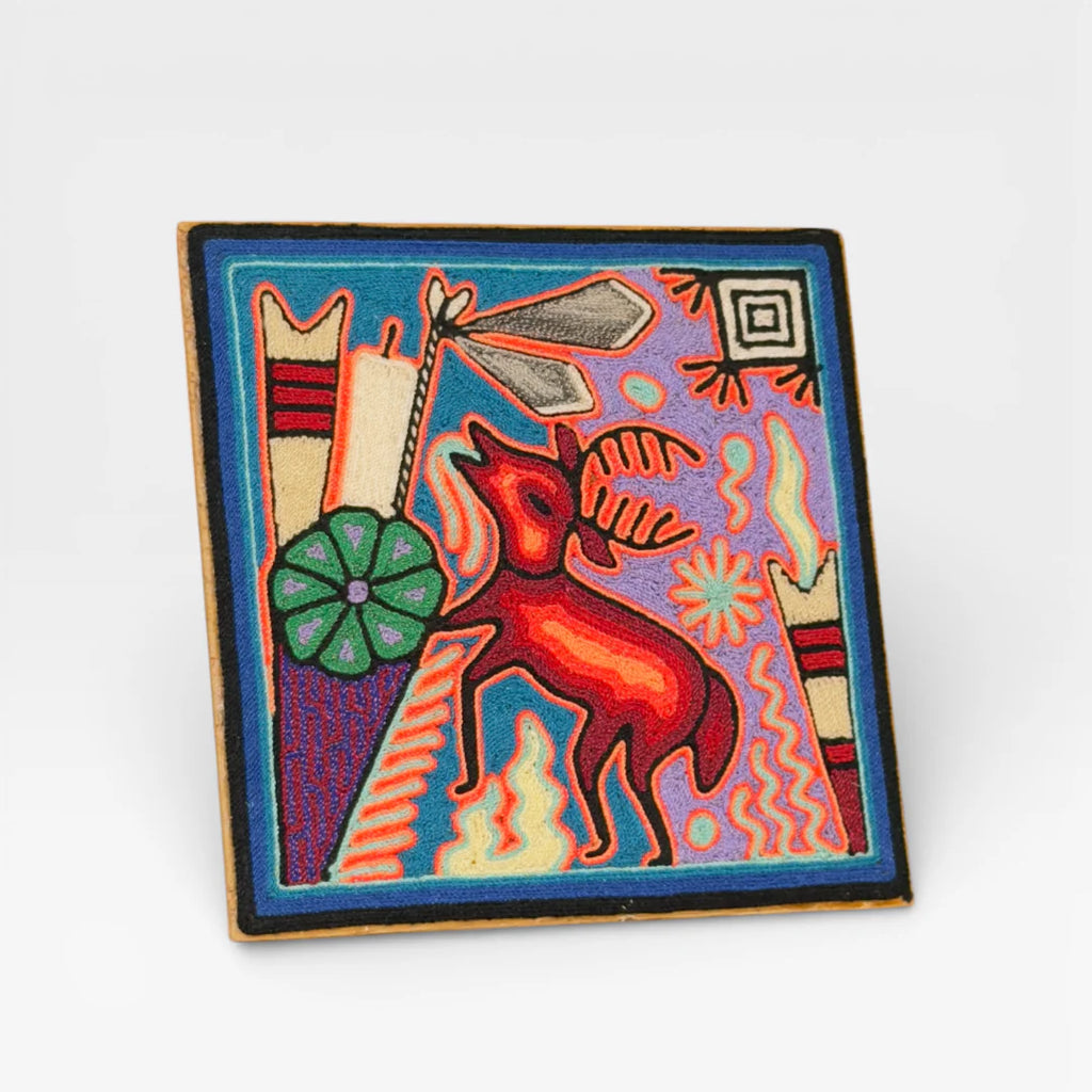 Cuadro de Arte Wixárika de Chaquira: Venado Rojo Púrpura, Patrón Simbólico Azul.