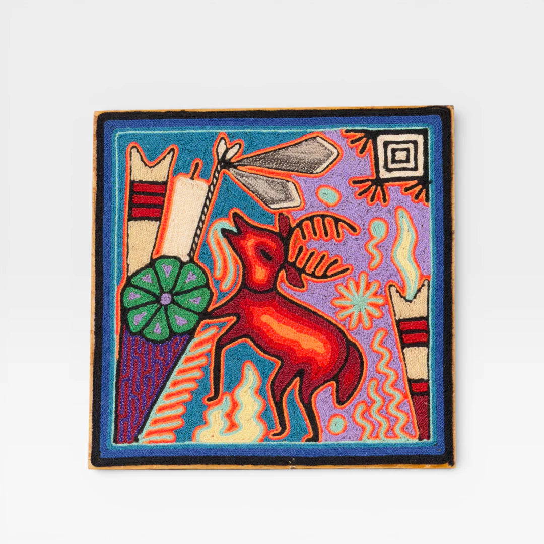 Cuadro de Arte Wixárika de Chaquira: Venado Rojo Púrpura, Patrón Simbólico Azul.
