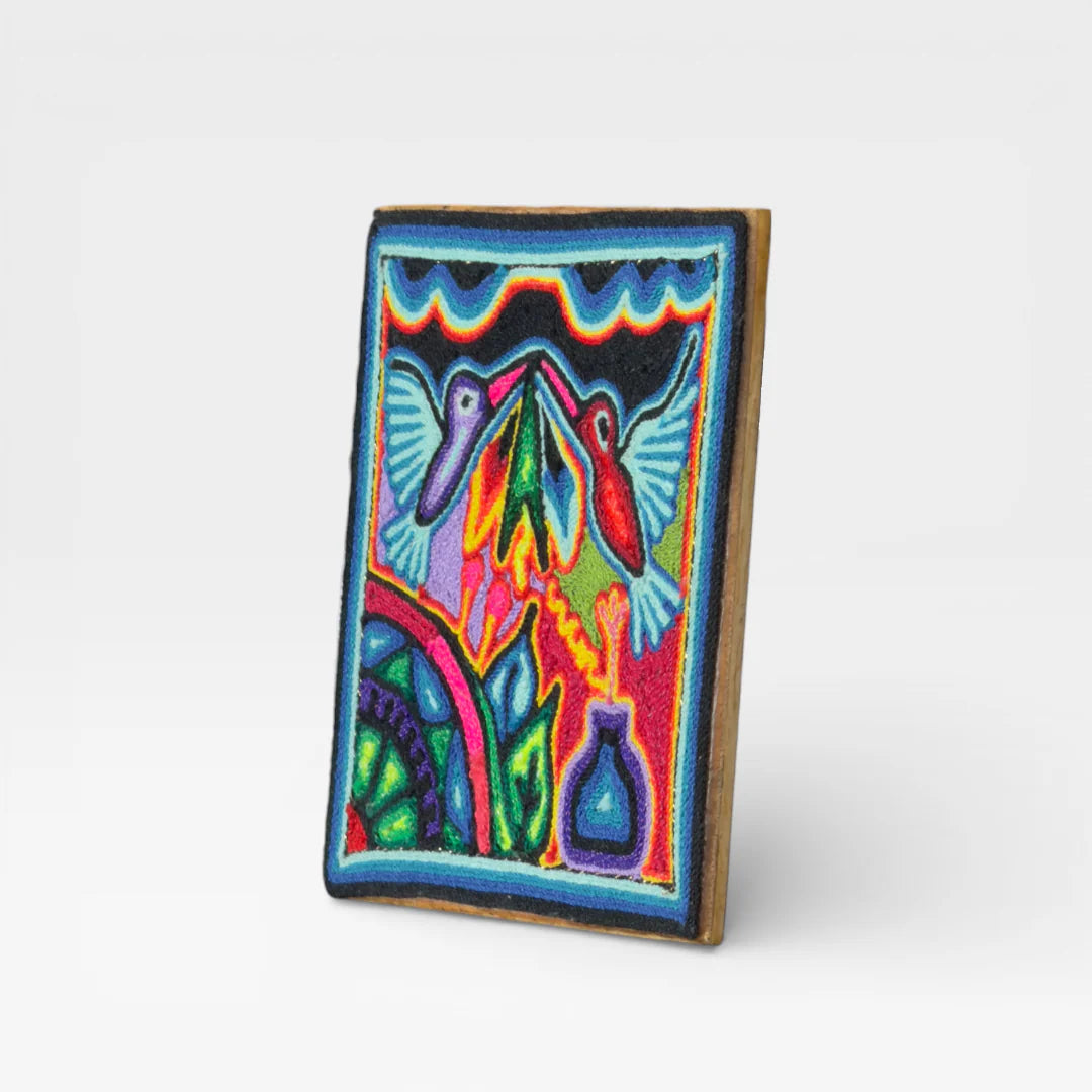 Cuadro de Arte Huichol: Colibríes Azul y Magenta sobre Fondo Vibrante con Motivos Naturales.