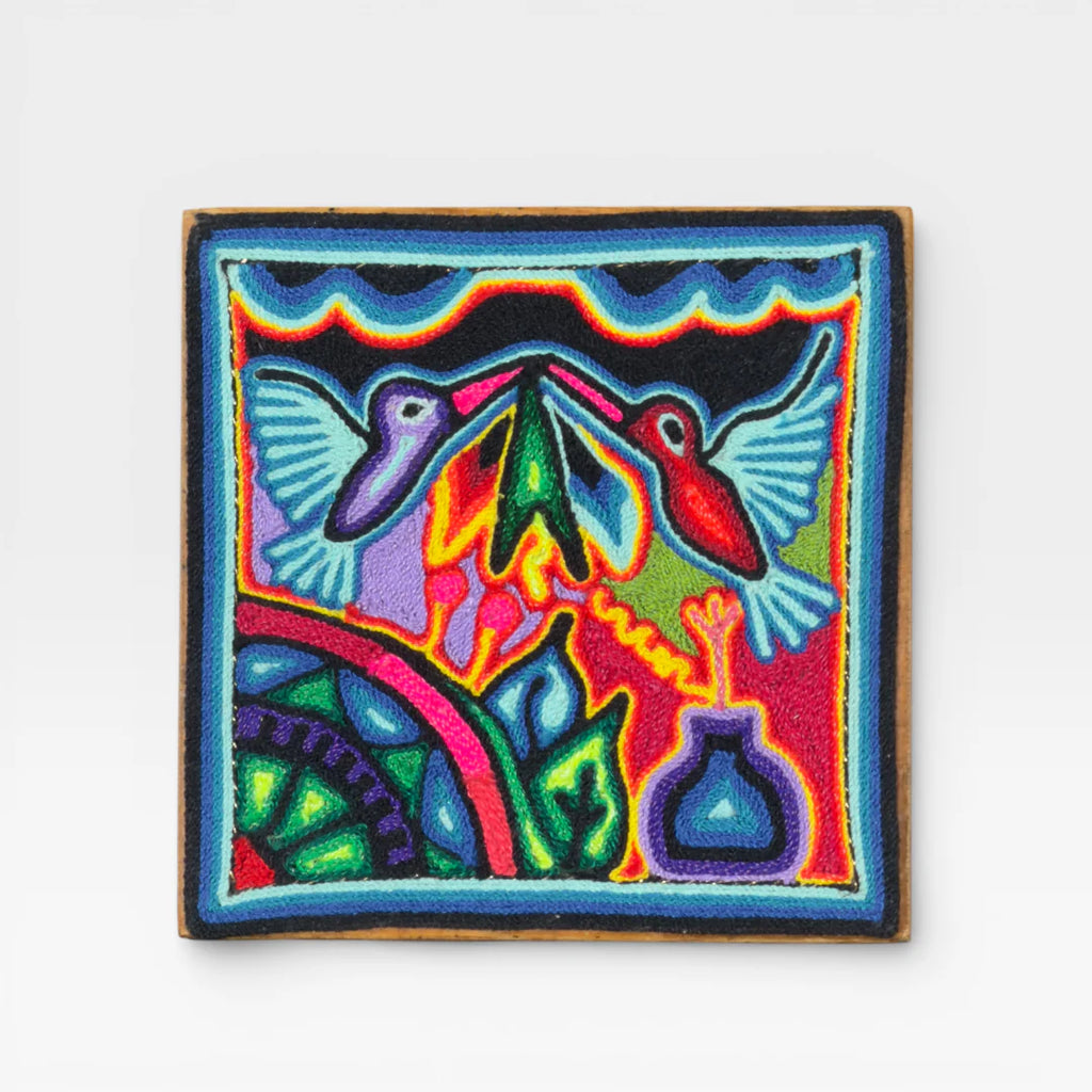 Cuadro de Arte Huichol: Colibríes Azul y Magenta sobre Fondo Vibrante con Motivos Naturales.