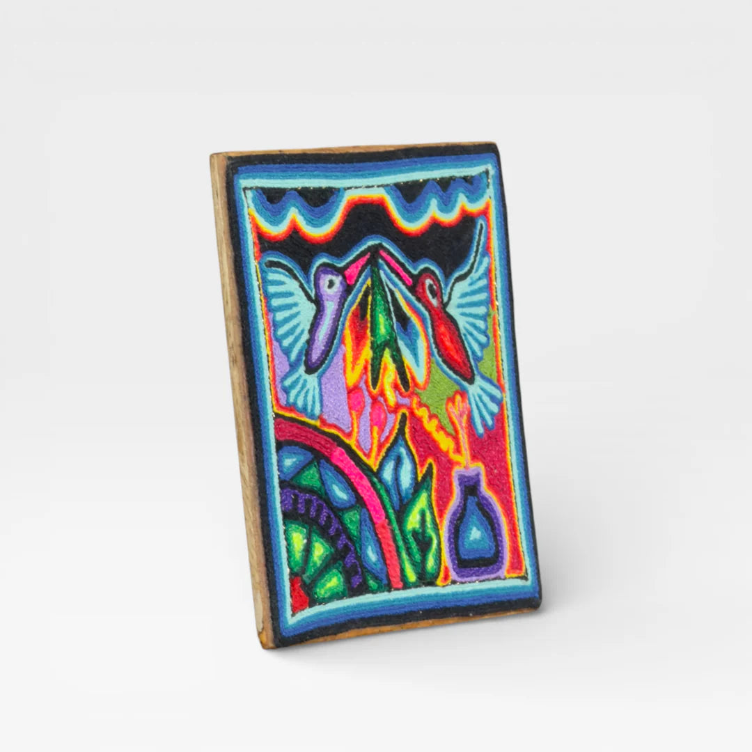 Cuadro de Arte Huichol: Colibríes Azul y Magenta sobre Fondo Vibrante con Motivos Naturales.