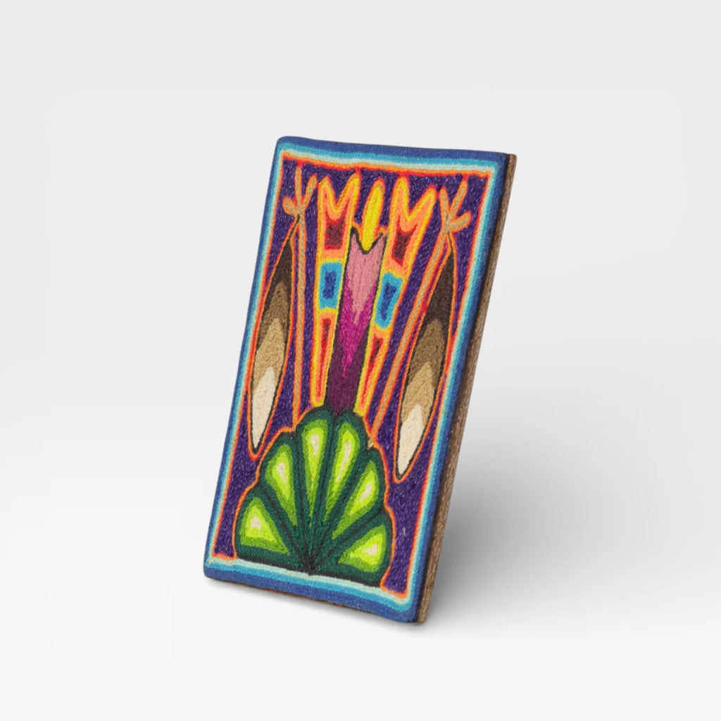 Cuadro de Chaquira: Arte Huichol Wixárika Púrpura, Verde y Magenta con Patrón Simbólico