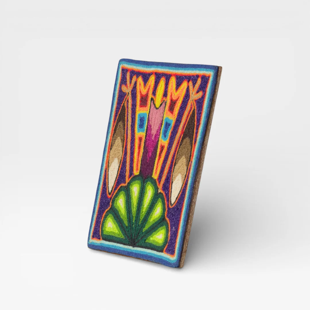 Cuadro de Chaquira: Arte Huichol Wixárika Púrpura, Verde y Magenta con Patrón Simbólico