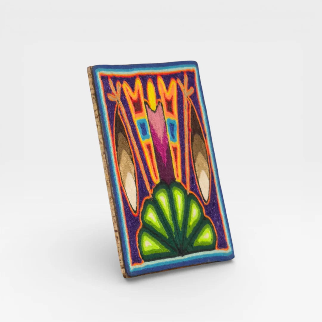 Cuadro de Chaquira: Arte Huichol Wixárika Púrpura, Verde y Magenta con Patrón Simbólico