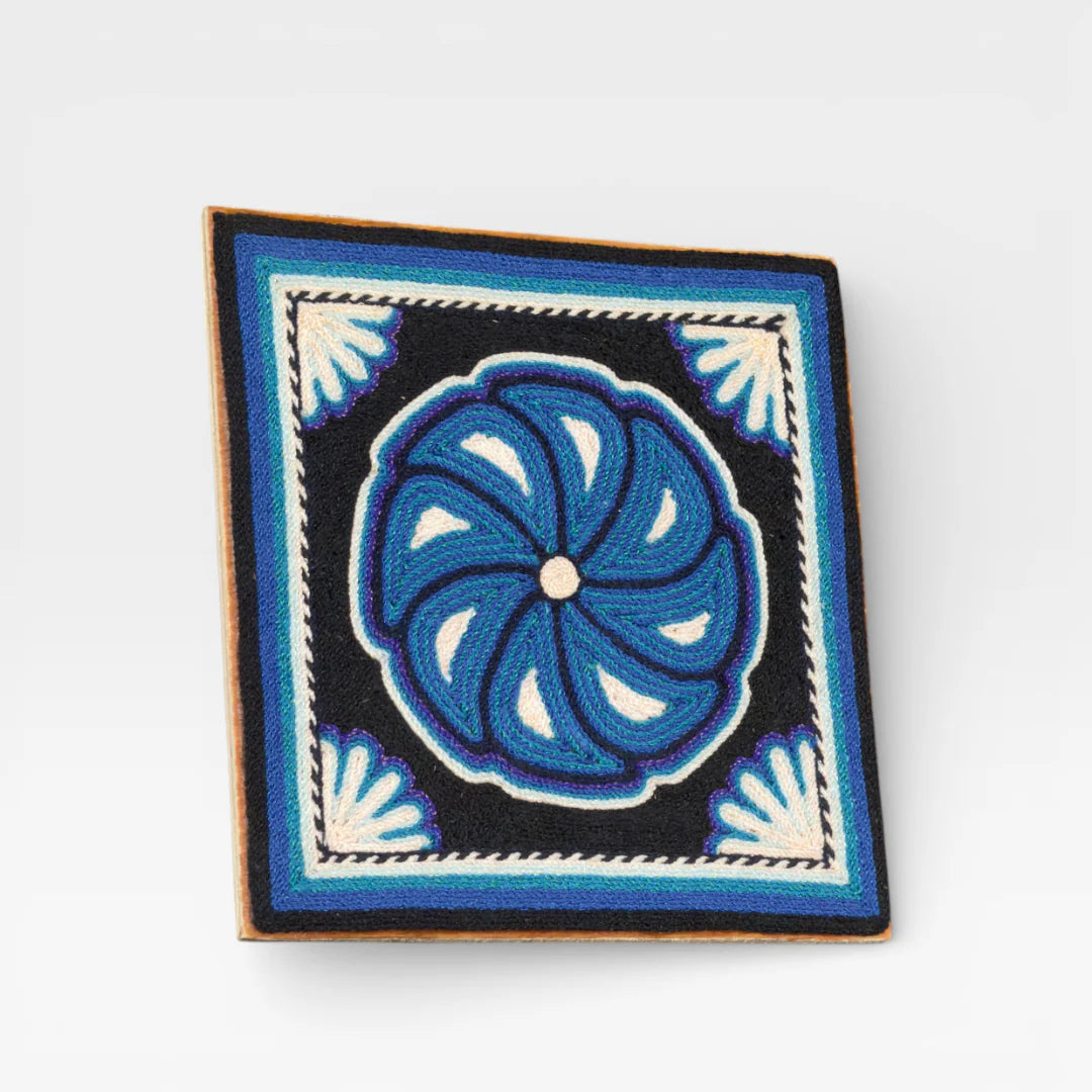 Cuadro de Chaquira Huichol: Flor Geométrica Azul, Negro y Crema