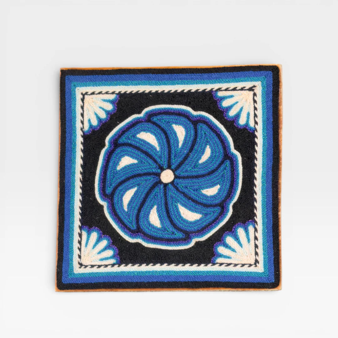 Cuadro de Chaquira Huichol: Flor Geométrica Azul, Negro y Crema