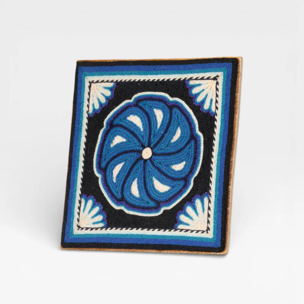 Cuadro de Chaquira Huichol: Flor Geométrica Azul, Negro y Crema