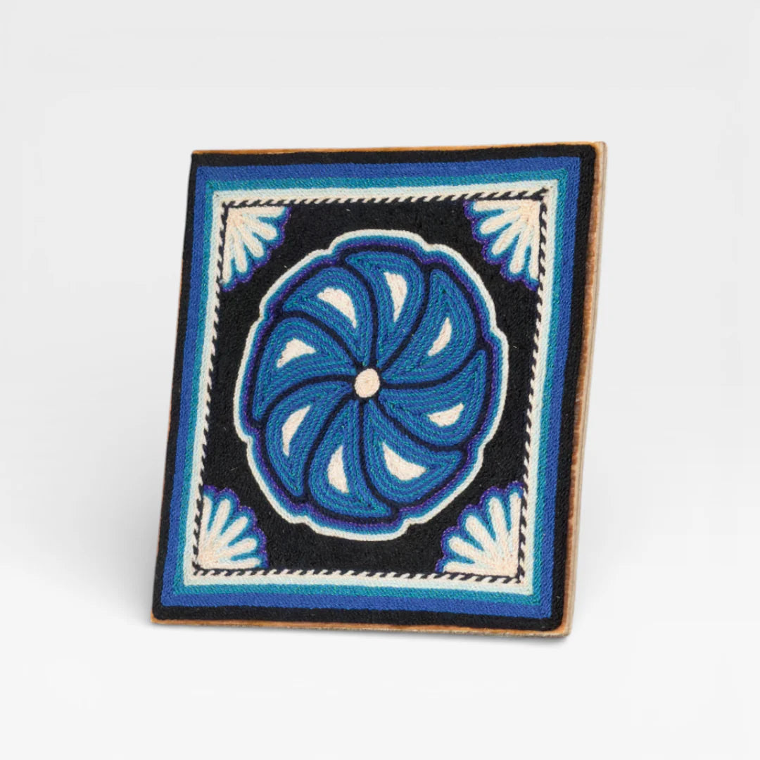 Cuadro de Chaquira Huichol: Flor Geométrica Azul, Negro y Crema