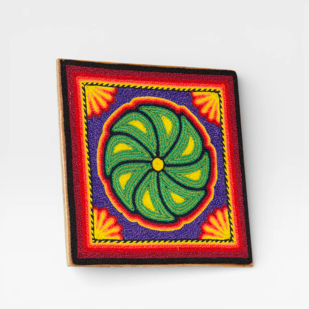 Cuadro de Chaquira Huichol: Sol Espiral Verde, Amarillo y Morado.