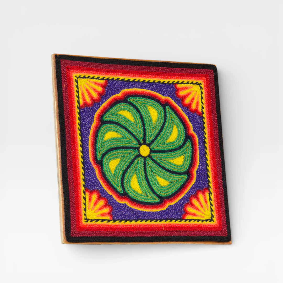 Cuadro de Chaquira Huichol: Sol Espiral Verde, Amarillo y Morado.