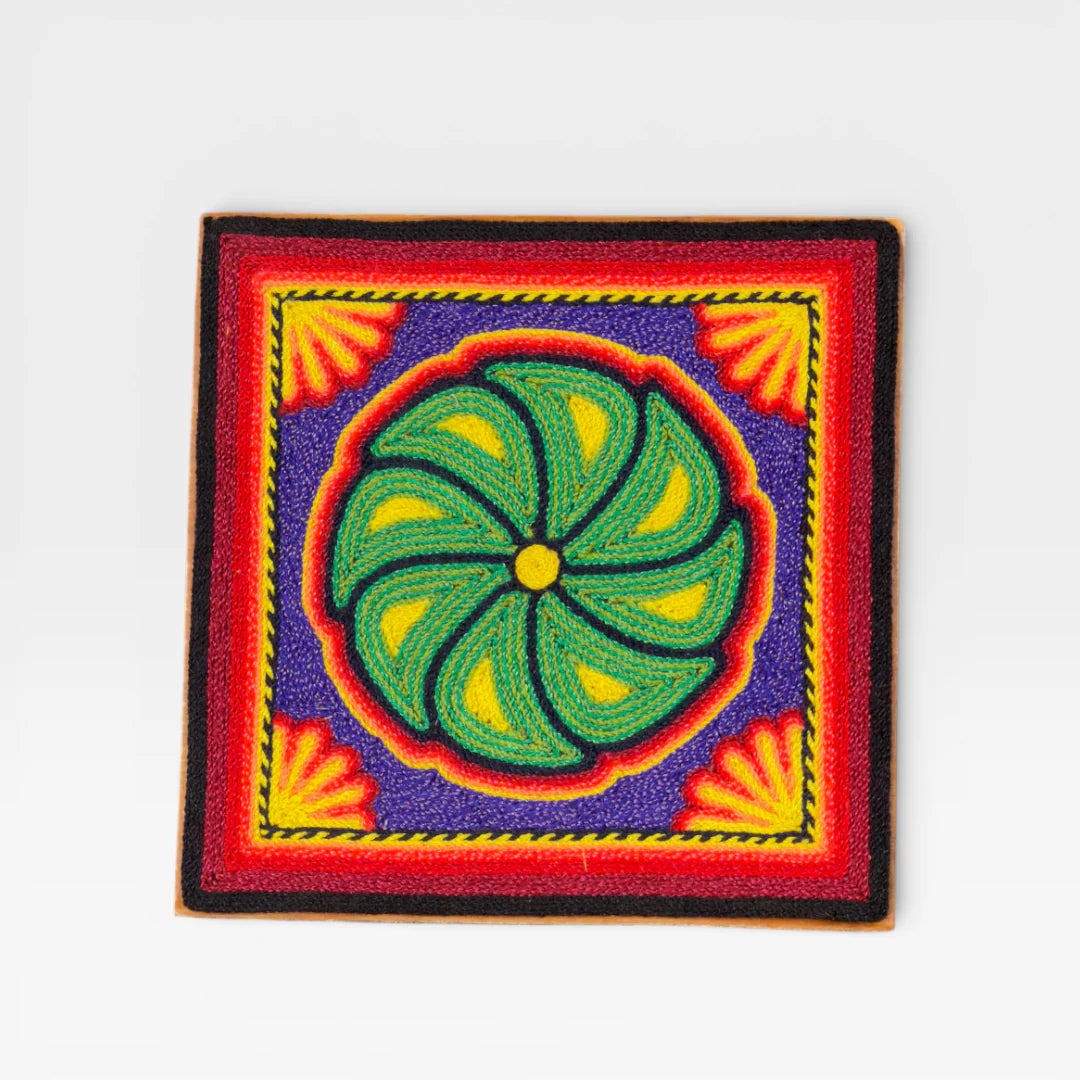 Cuadro de Chaquira Huichol: Sol Espiral Verde, Amarillo y Morado.