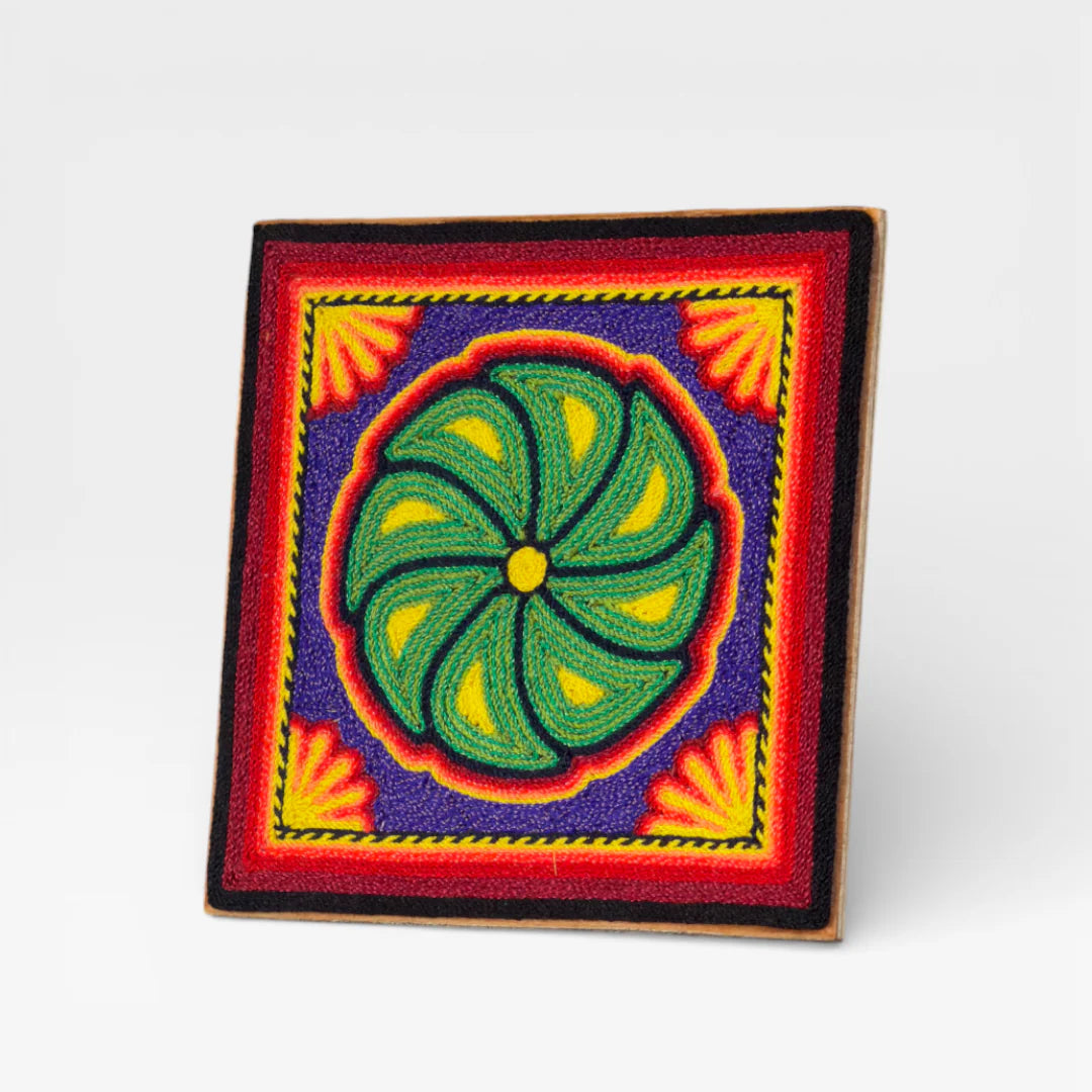 Cuadro de Chaquira Huichol: Sol Espiral Verde, Amarillo y Morado.