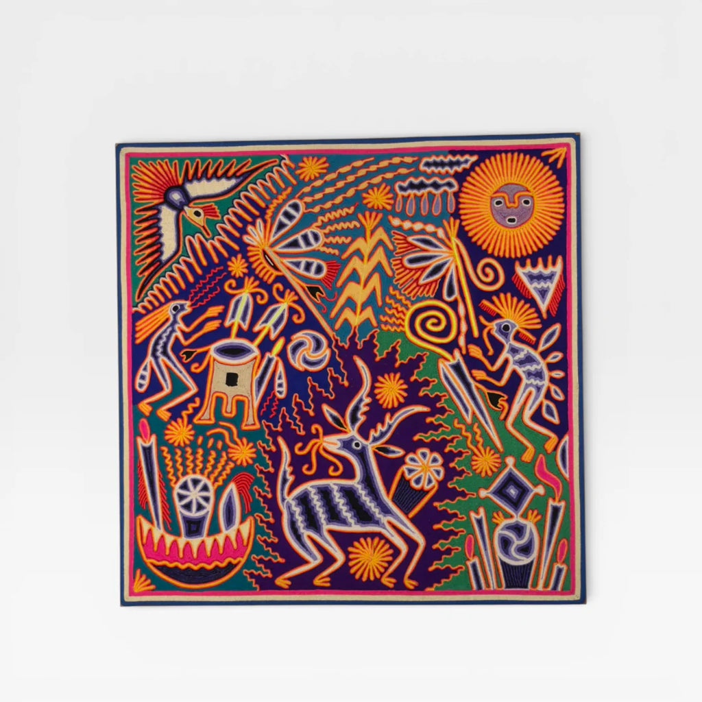 Cuadro de Arte Wixárika con Chaquira: Narrativa Ritual Azul Noche, Amarillo Oro y Verde