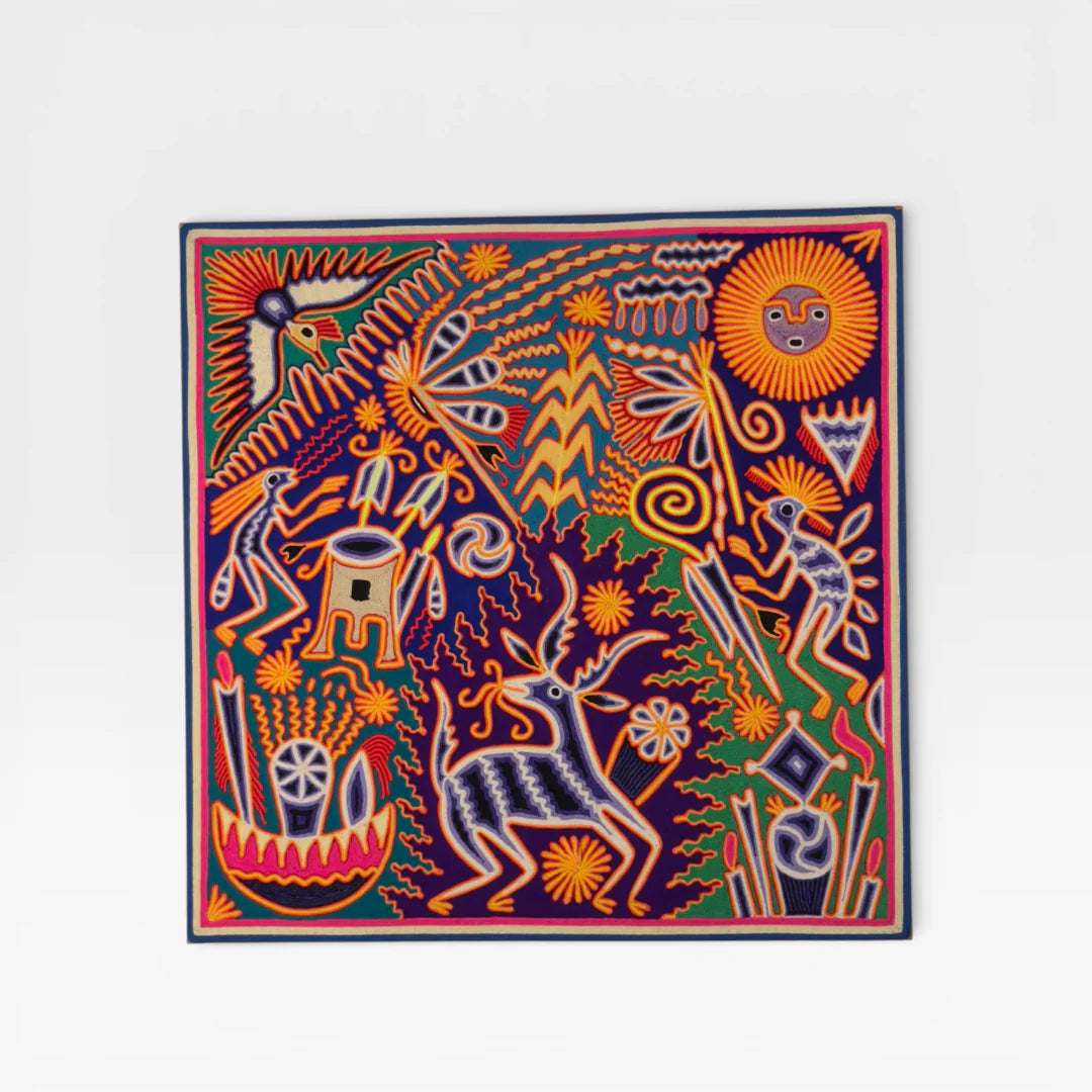 Cuadro de Arte Wixárika con Chaquira: Narrativa Ritual Azul Noche, Amarillo Oro y Verde