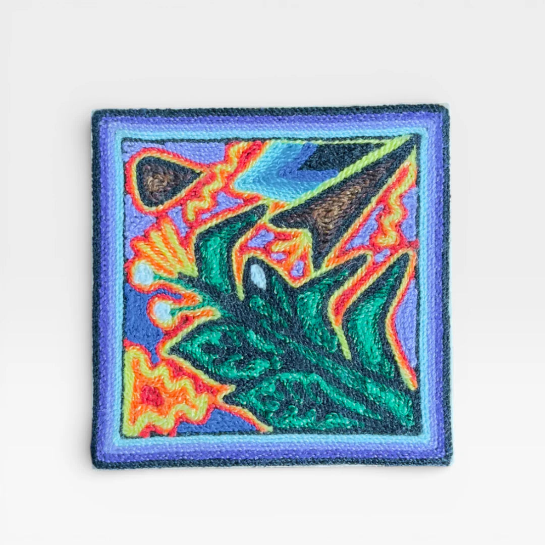 Cuadro Arte Wixárika: Hoja Estilizada Verde, Patrones Ondulados Naranja Azul.