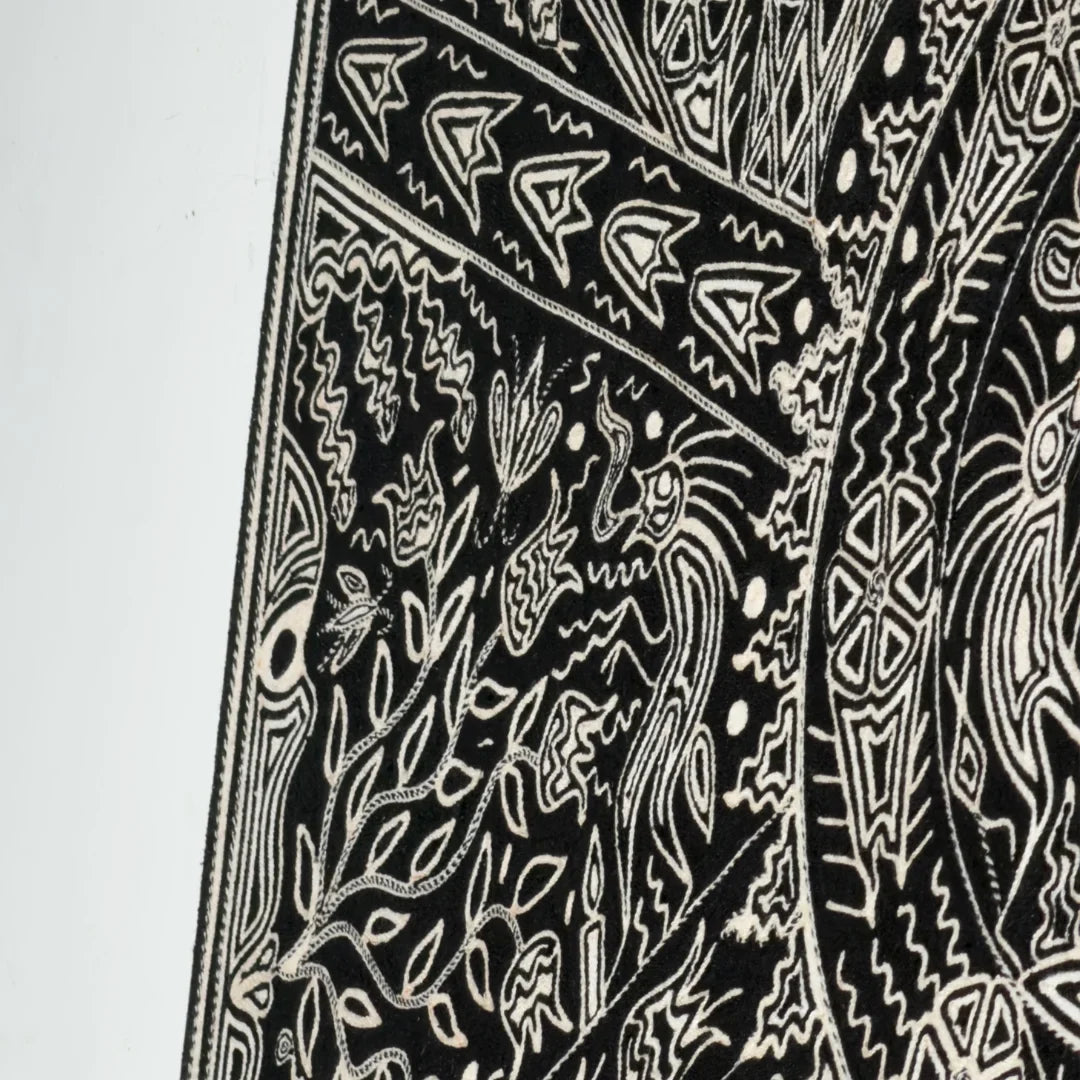 Cuadros Arte Huichol de Chaquira: Ceremonia Ancestral Blanco y Negro con Iconografía Circular.