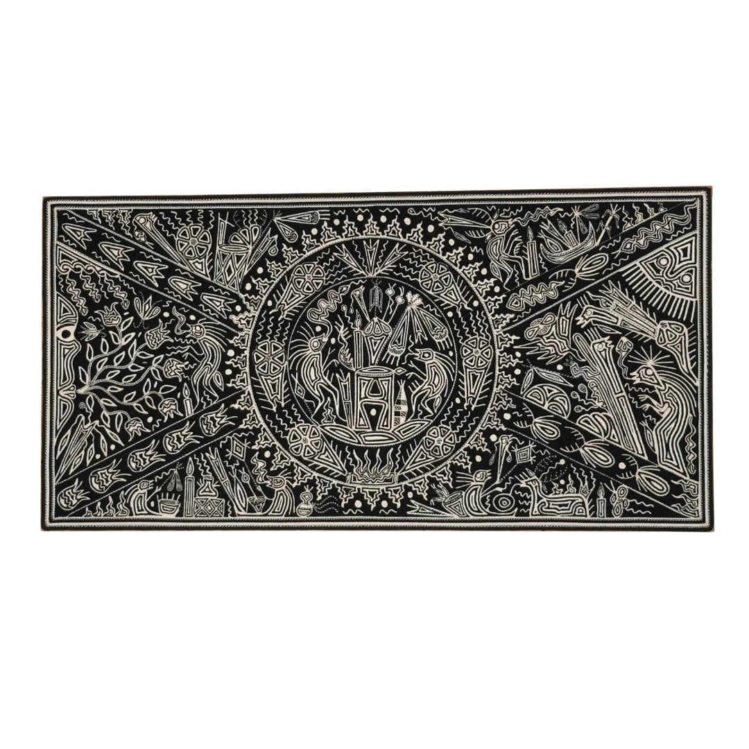Cuadros Arte Huichol de Chaquira: Ceremonia Ancestral Blanco y Negro con Iconografía Circular.