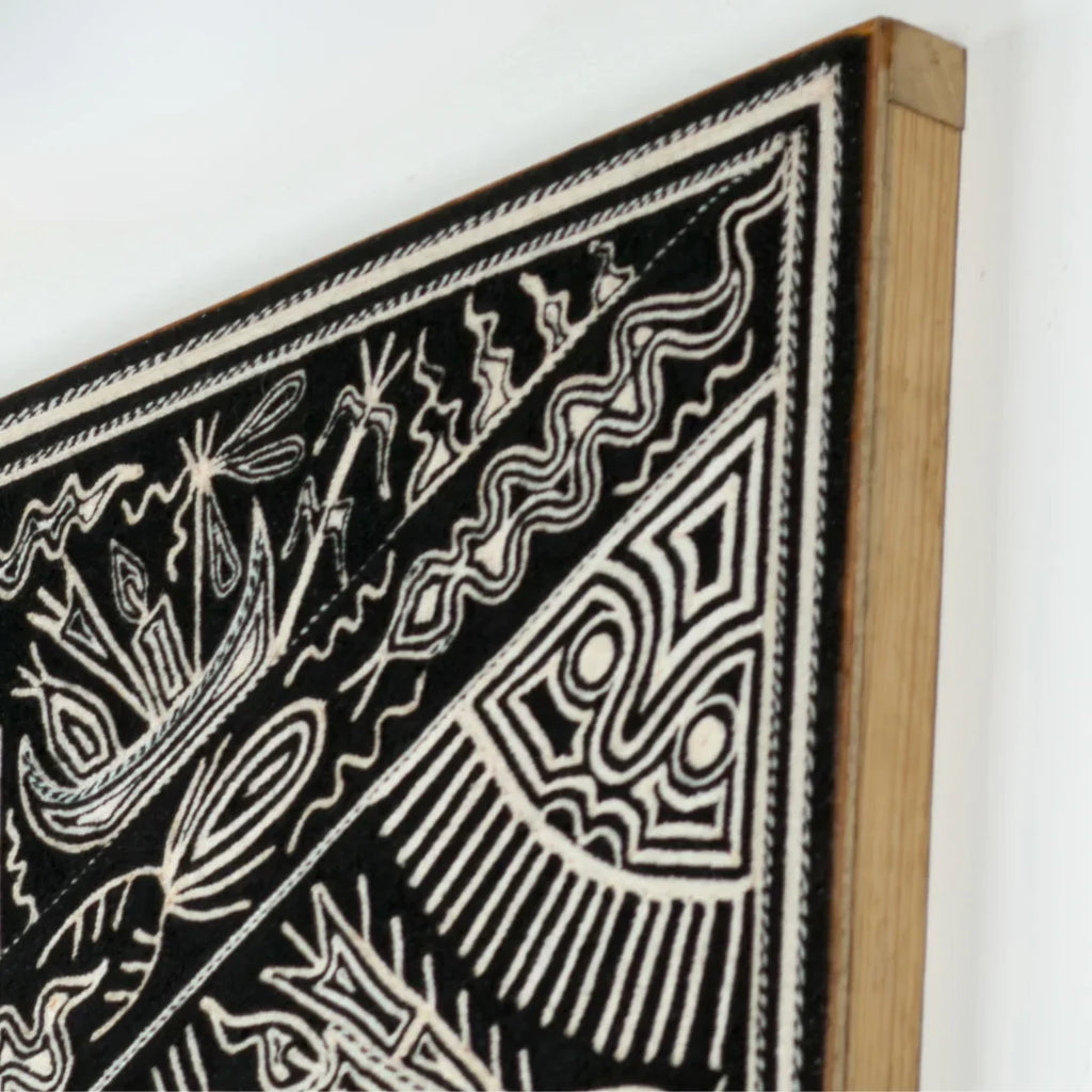 Cuadros Arte Huichol de Chaquira: Ceremonia Ancestral Blanco y Negro con Iconografía Circular.