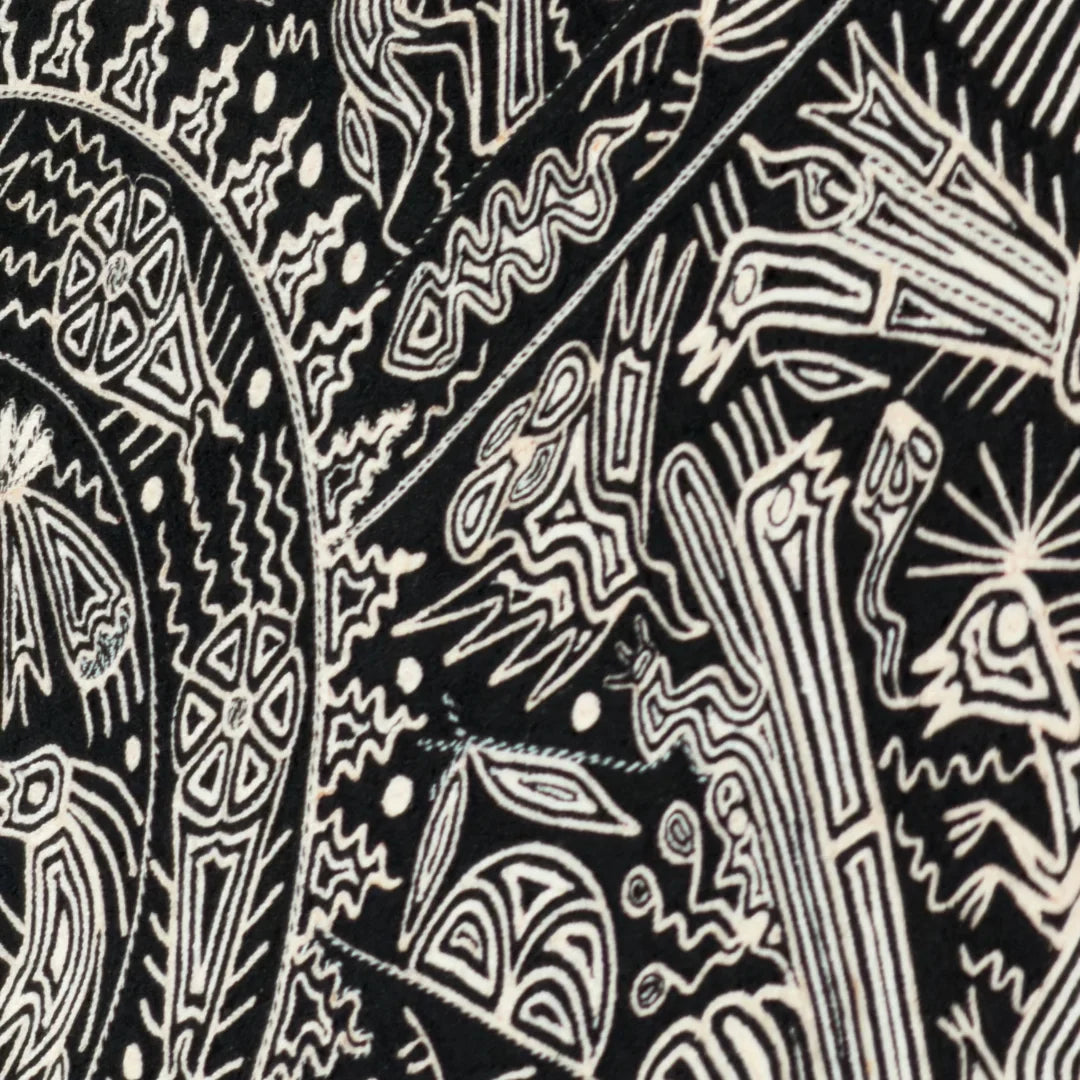 Cuadros Arte Huichol de Chaquira: Ceremonia Ancestral Blanco y Negro con Iconografía Circular.