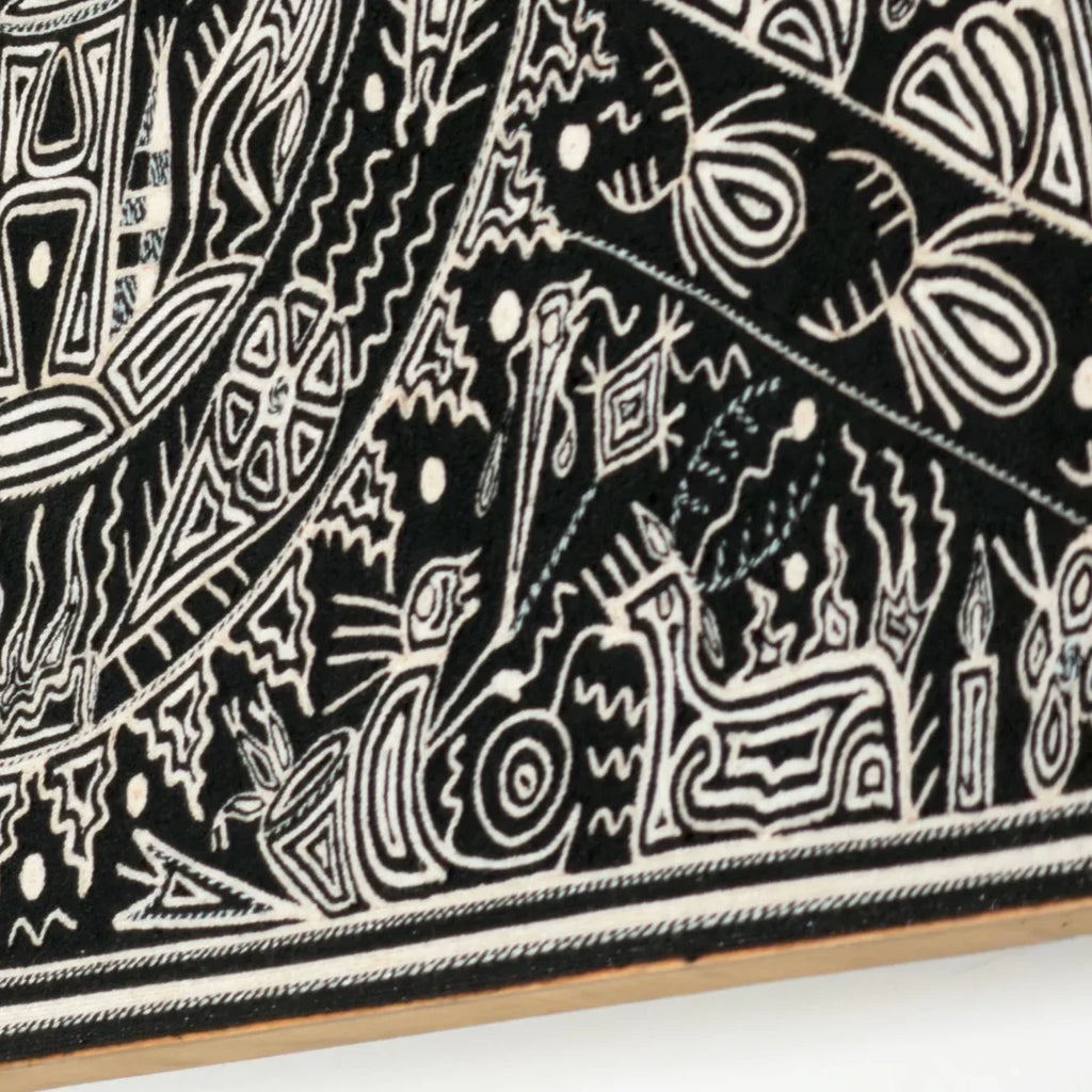 Cuadros Arte Huichol de Chaquira: Ceremonia Ancestral Blanco y Negro con Iconografía Circular.