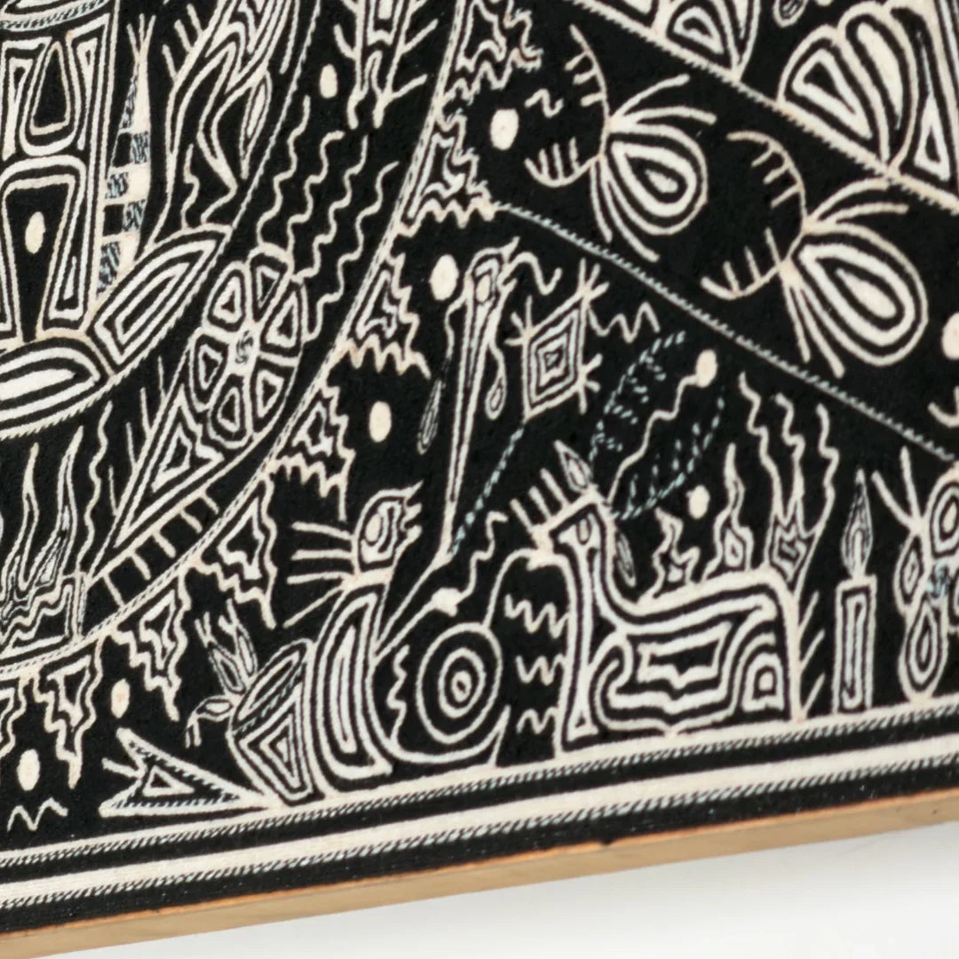 Cuadros Arte Huichol de Chaquira: Ceremonia Ancestral Blanco y Negro con Iconografía Circular.