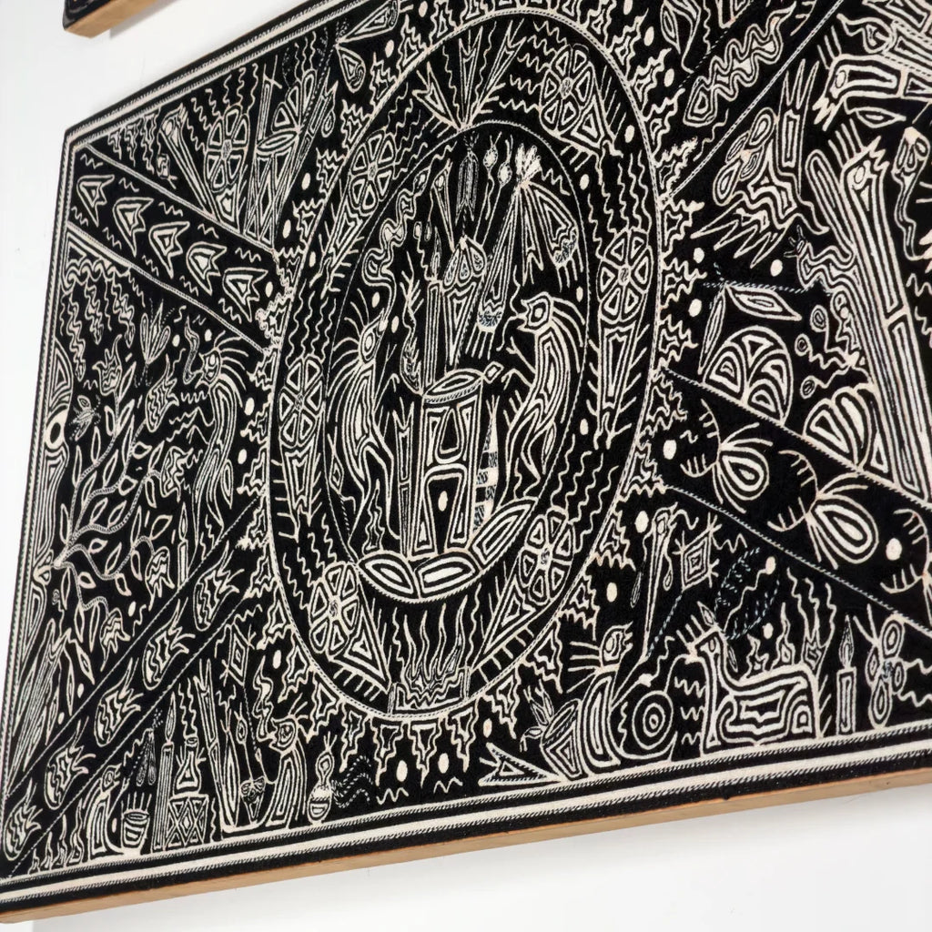 Cuadros Arte Huichol de Chaquira: Ceremonia Ancestral Blanco y Negro con Iconografía Circular.