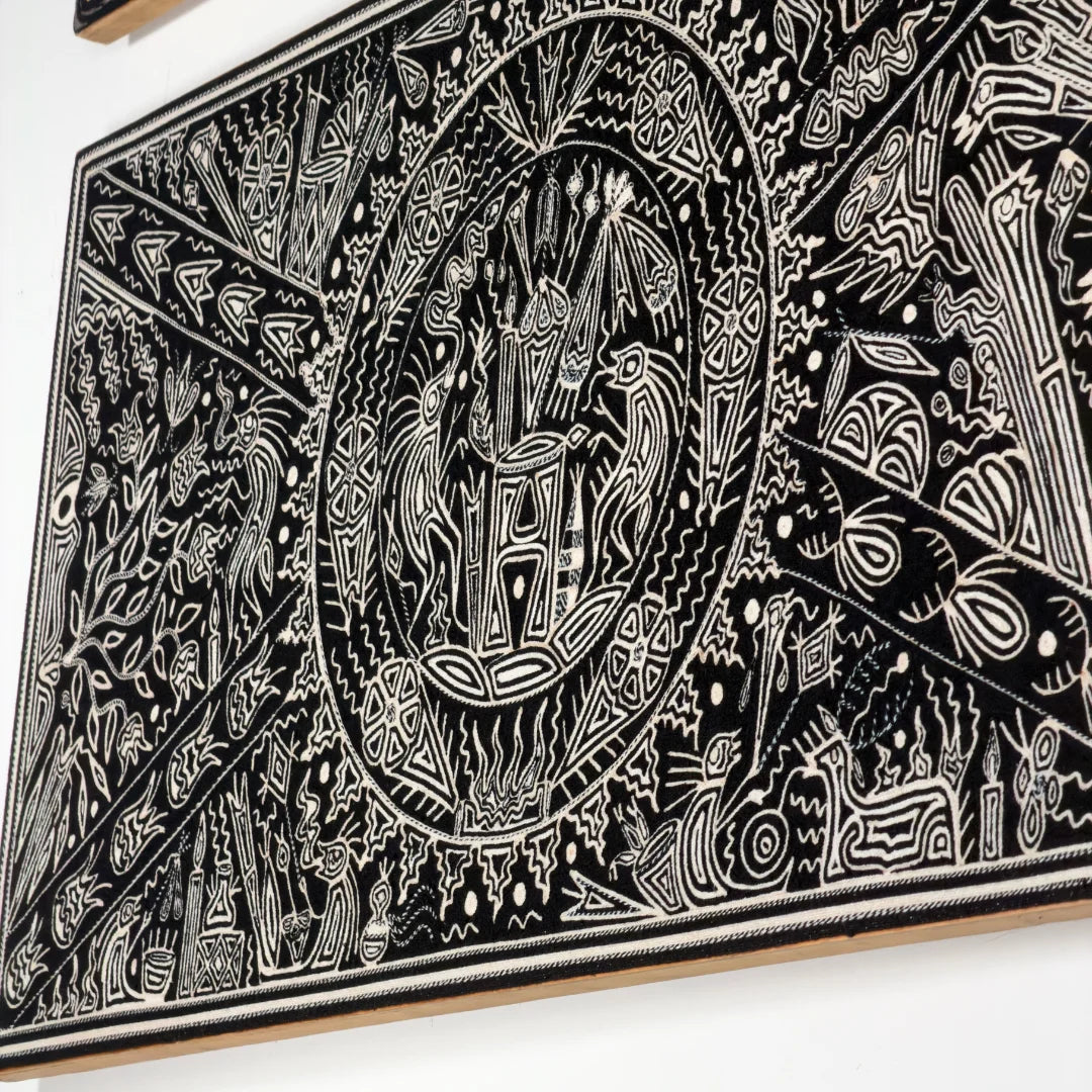 Cuadros Arte Huichol de Chaquira: Ceremonia Ancestral Blanco y Negro con Iconografía Circular.