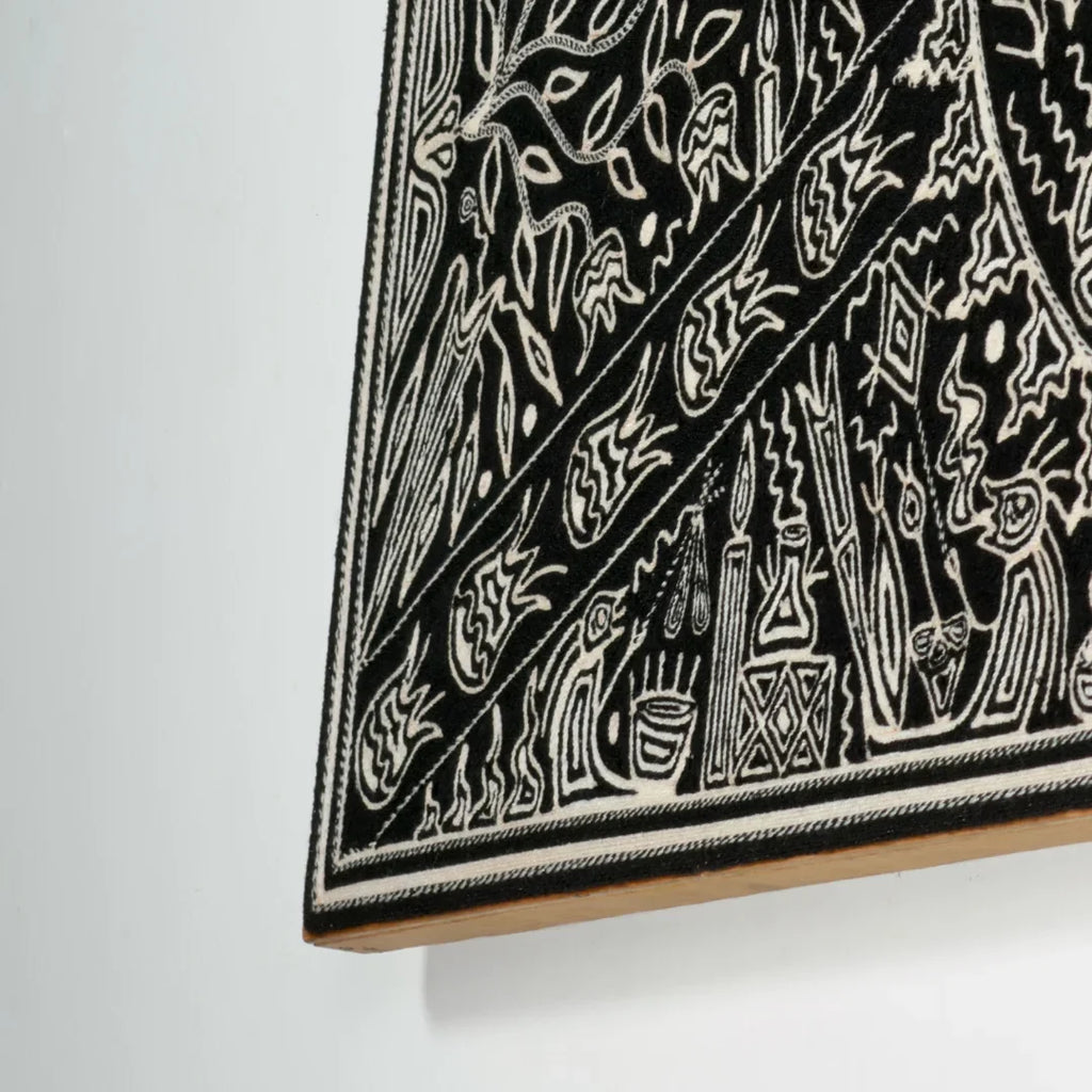 Cuadros Arte Huichol de Chaquira: Ceremonia Ancestral Blanco y Negro con Iconografía Circular.