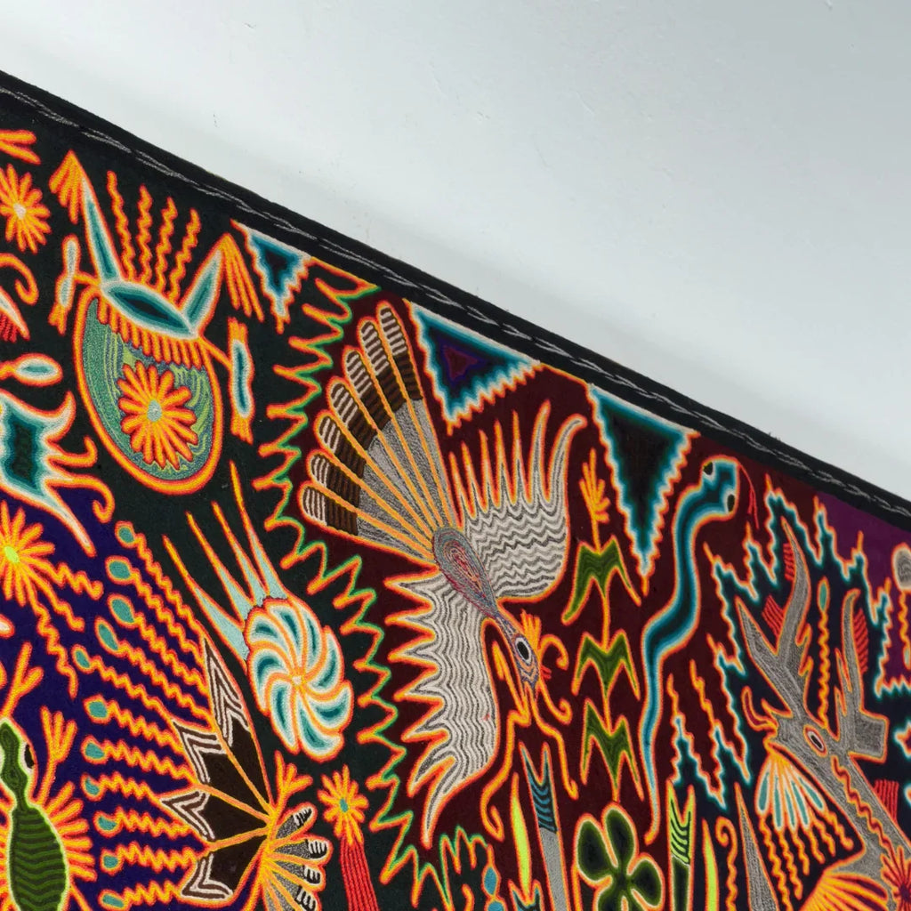 Cuadro de Arte Huichol de Chaquira: Símbolos Sagrados Azul Oscuro, Naranja y Amarillo