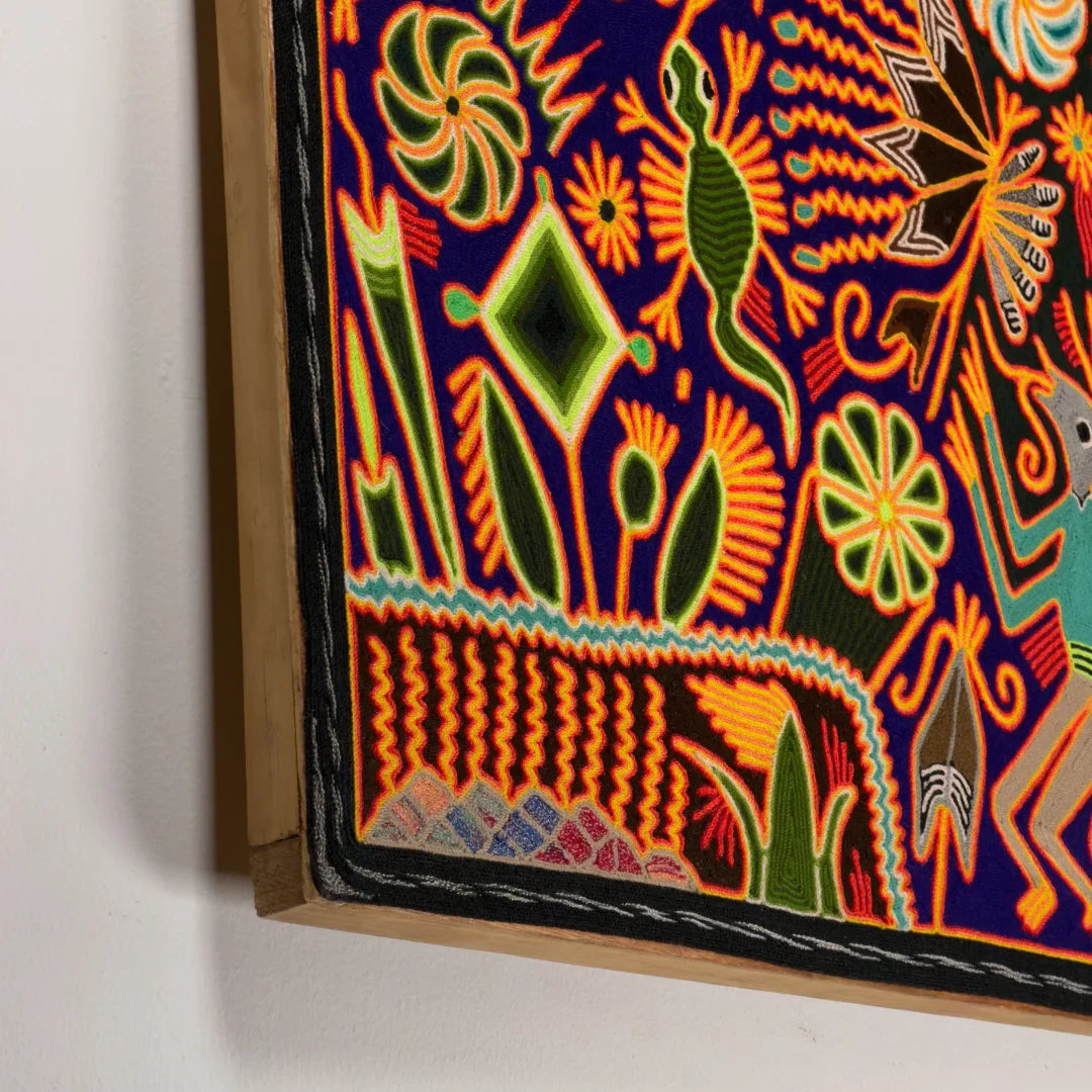 Cuadro de Arte Huichol de Chaquira: Símbolos Sagrados Azul Oscuro, Naranja y Amarillo