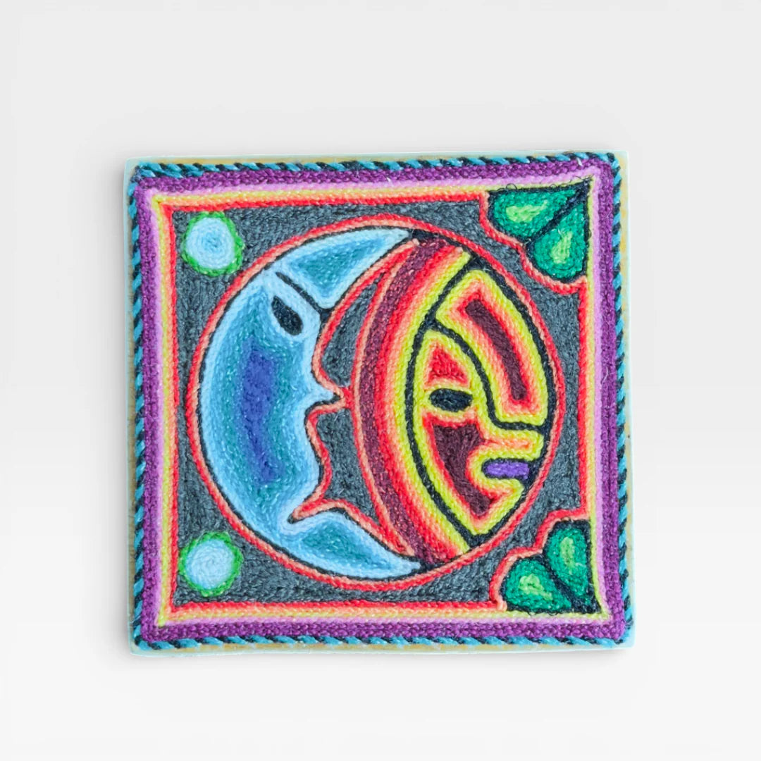 Cuadro Arte Huichol: Sol y Luna Azul, Rojo y Amarillo Patrón Estilizado de Chaquira.
