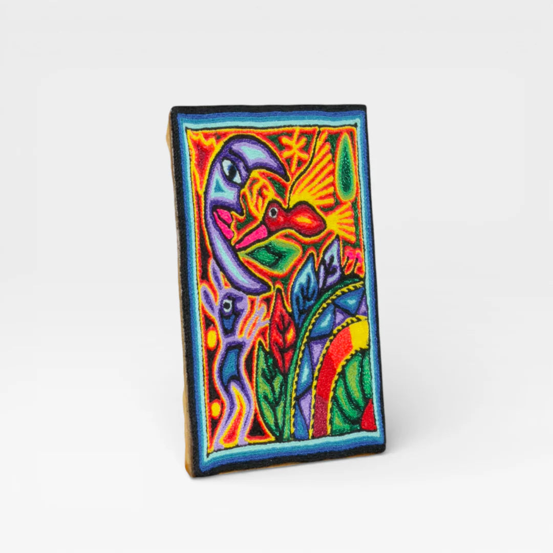 Cuadro Arte Huichol con Chaquira: Luna y Ave en Diseño Mítico Púrpura, Rojo y Amarillo.