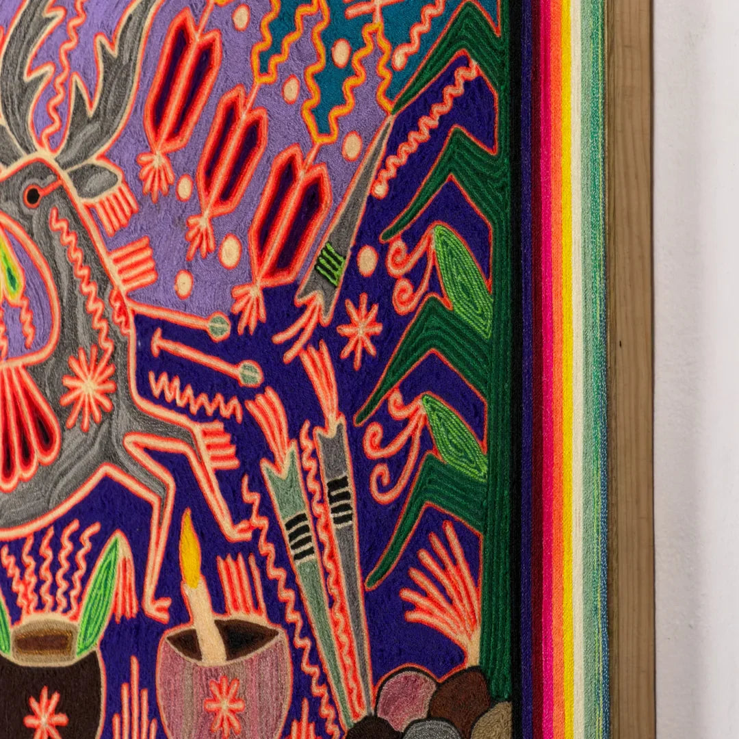 Cuadro de Chaquira Huichol: Venado Gris, Violeta y Rojo con Patrones Sagrados