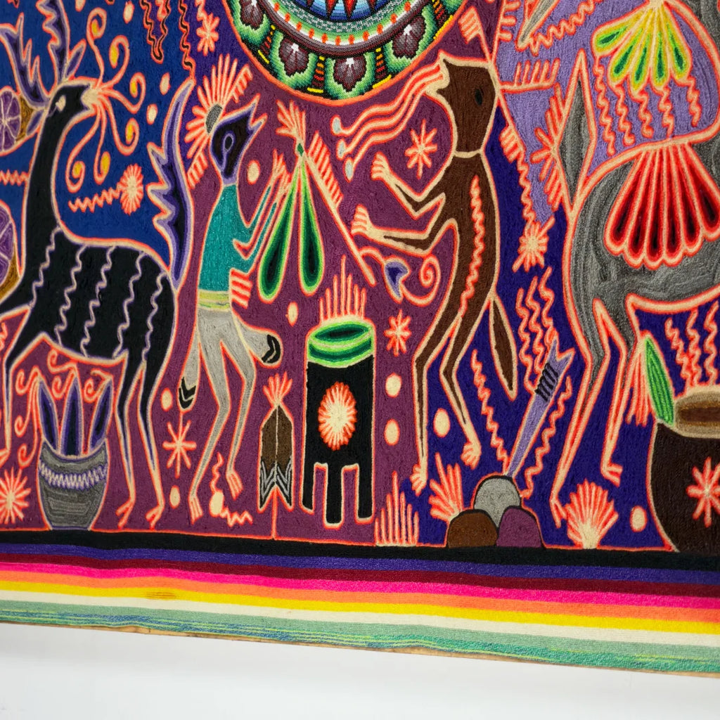 Cuadro de Chaquira Huichol: Venado Gris, Violeta y Rojo con Patrones Sagrados