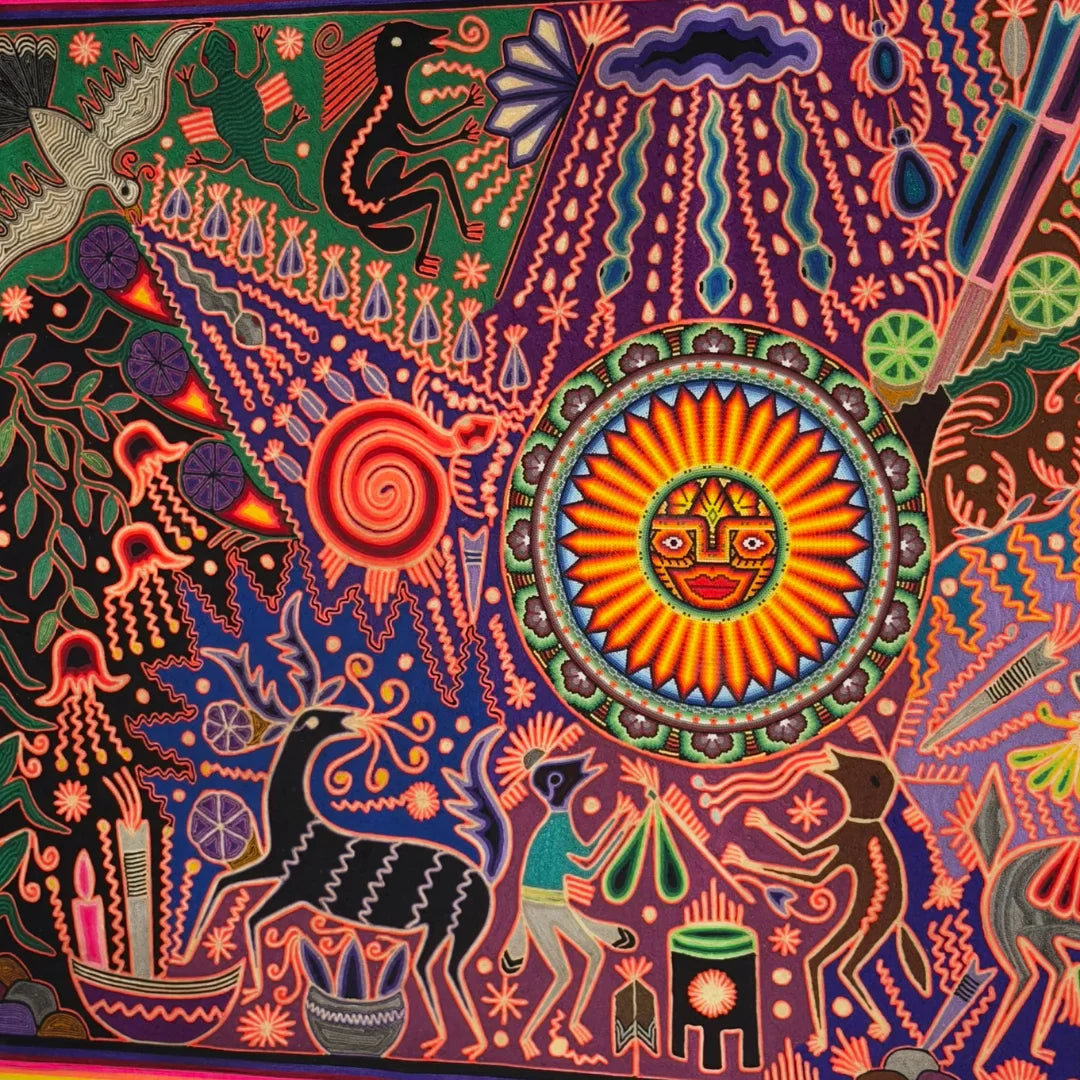 Cuadro de Chaquira Huichol: Venado Gris, Violeta y Rojo con Patrones Sagrados