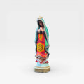 Figura de Chaquira Huichol: Virgen de Guadalupe verde, roja y amarilla con símbolo floral.