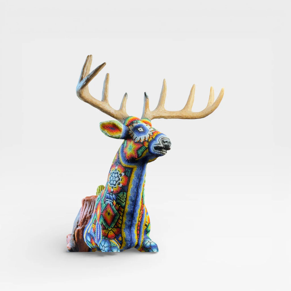 Figura de Chaquira: Venado Huichol Saltarín Naranja, Azul y Verde con Flores y Rombos.