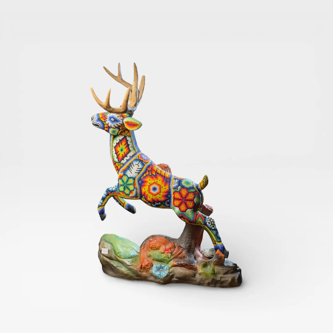 Figura de Chaquira: Venado Huichol Saltarín Naranja, Azul y Verde con Flores y Rombos.