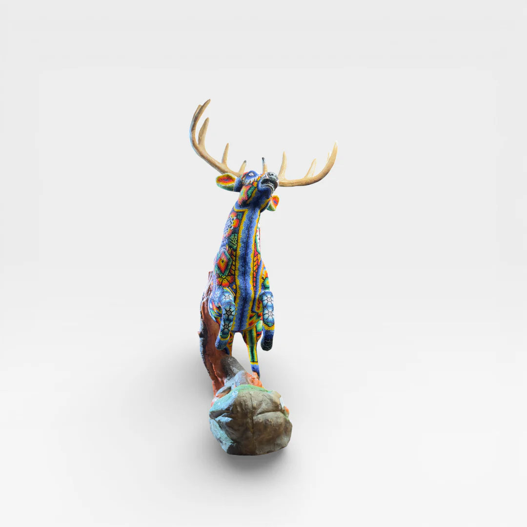 Figura de Chaquira: Venado Huichol Saltarín Naranja, Azul y Verde con Flores y Rombos.
