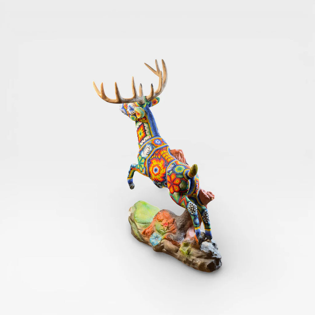 Figura de Chaquira: Venado Huichol Saltarín Naranja, Azul y Verde con Flores y Rombos.
