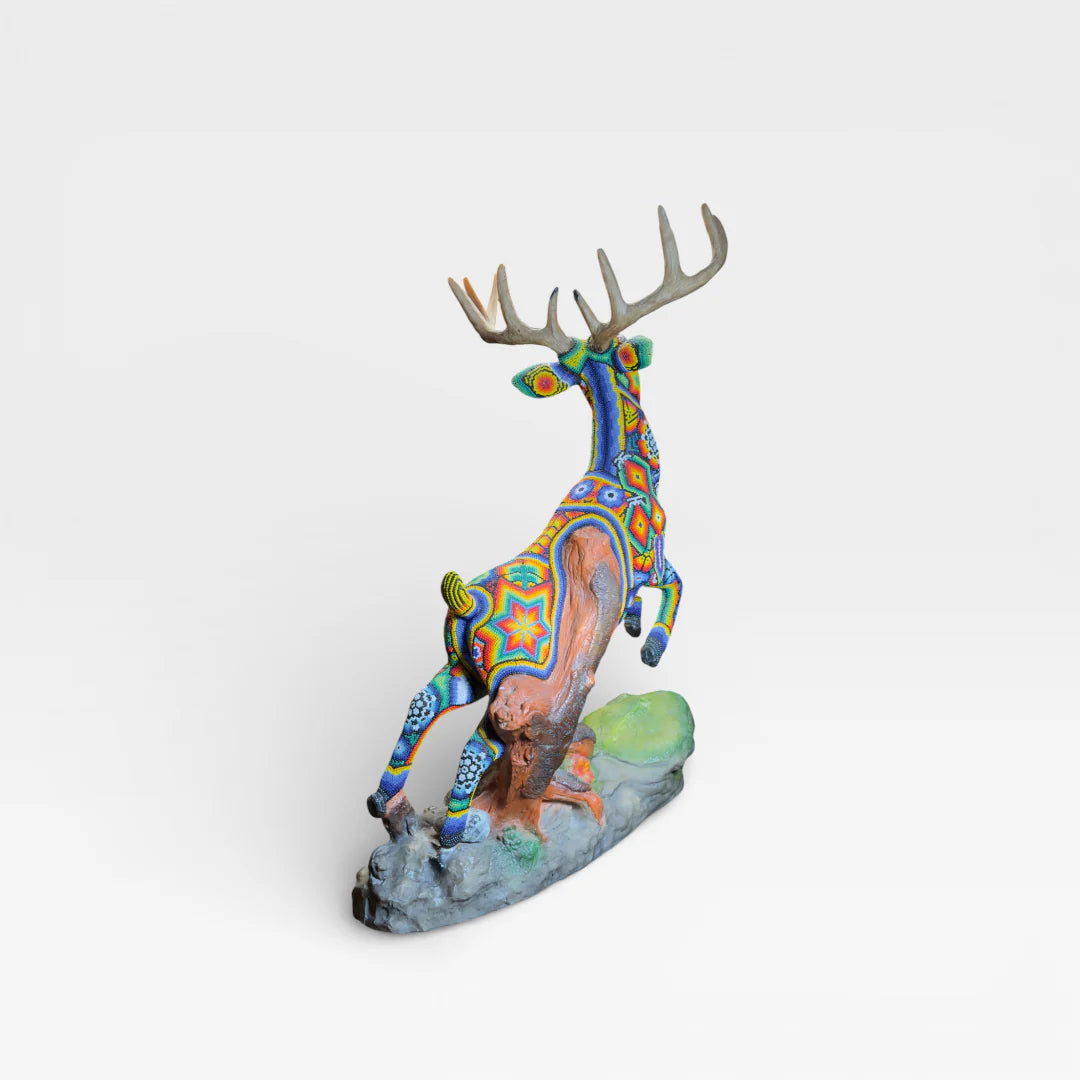 Figura de Chaquira: Venado Huichol Saltarín Naranja, Azul y Verde con Flores y Rombos.