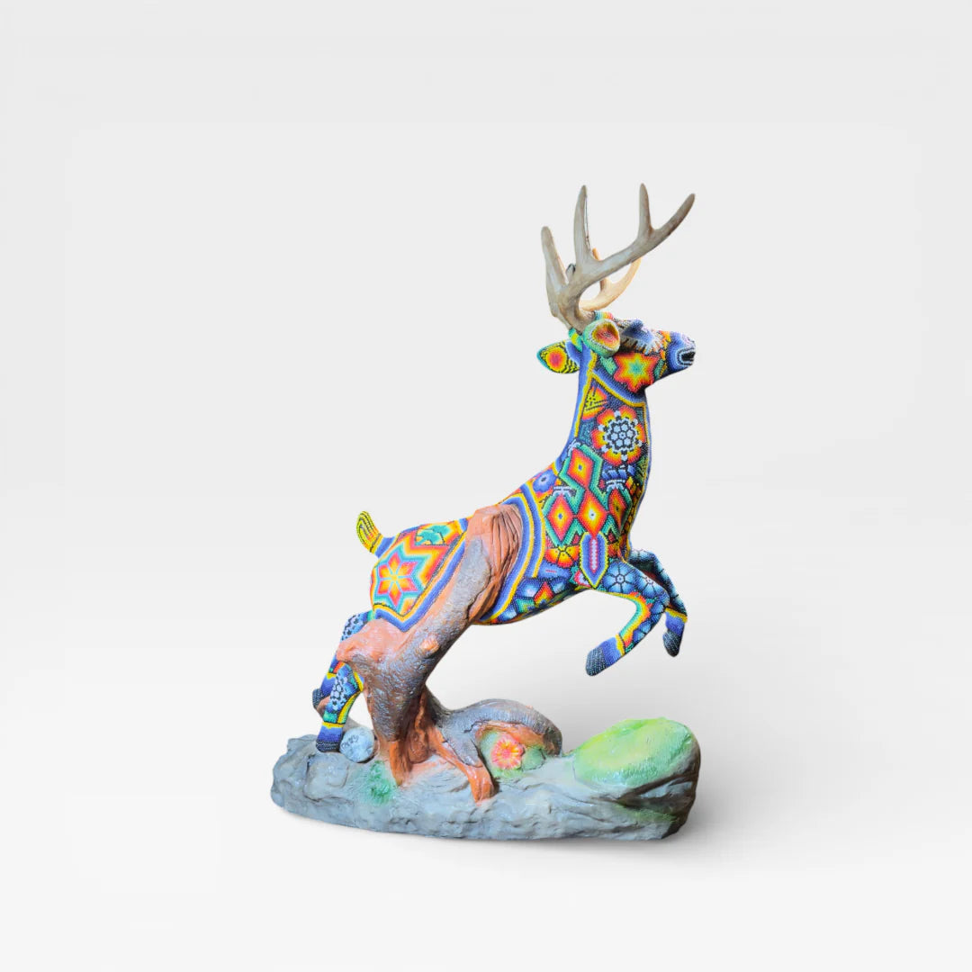 Figura de Chaquira: Venado Huichol Saltarín Naranja, Azul y Verde con Flores y Rombos.
