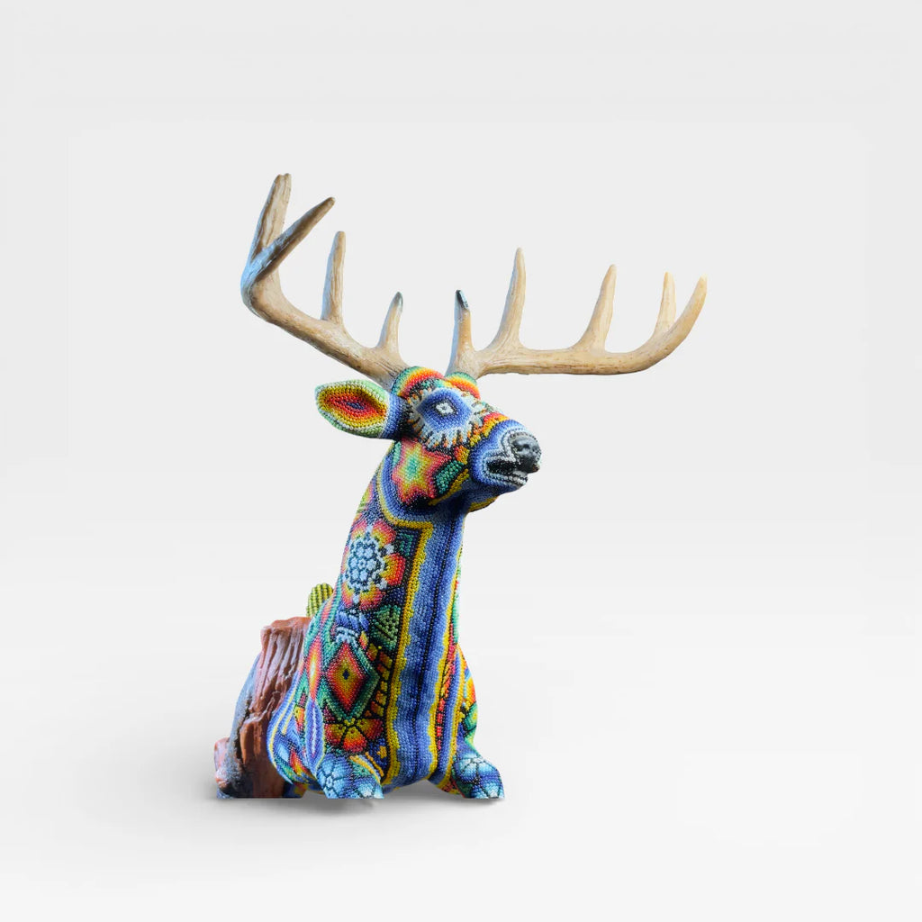 Figura de Chaquira: Venado Huichol Saltarín Naranja, Azul y Verde con Flores y Rombos.