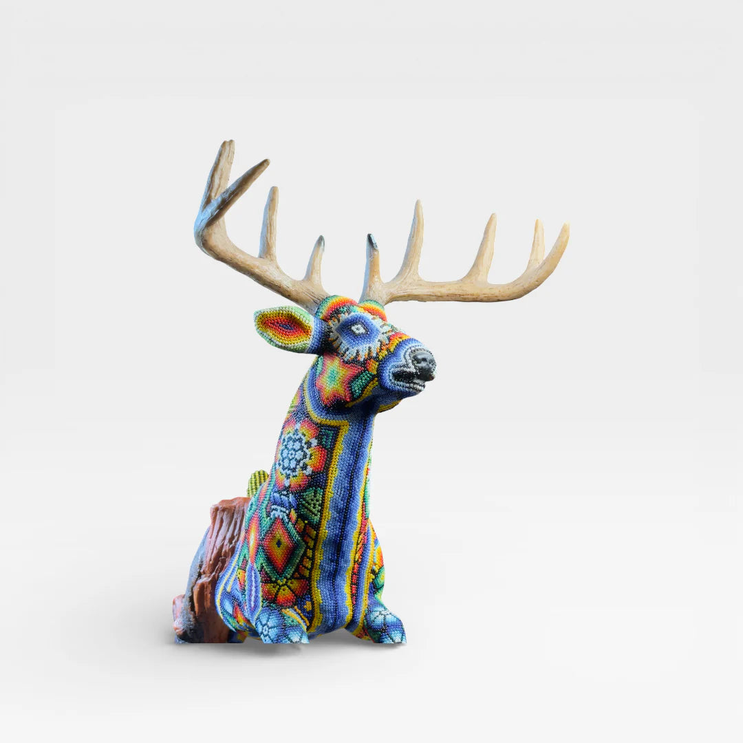 Figura de Chaquira: Venado Huichol Saltarín Naranja, Azul y Verde con Flores y Rombos.