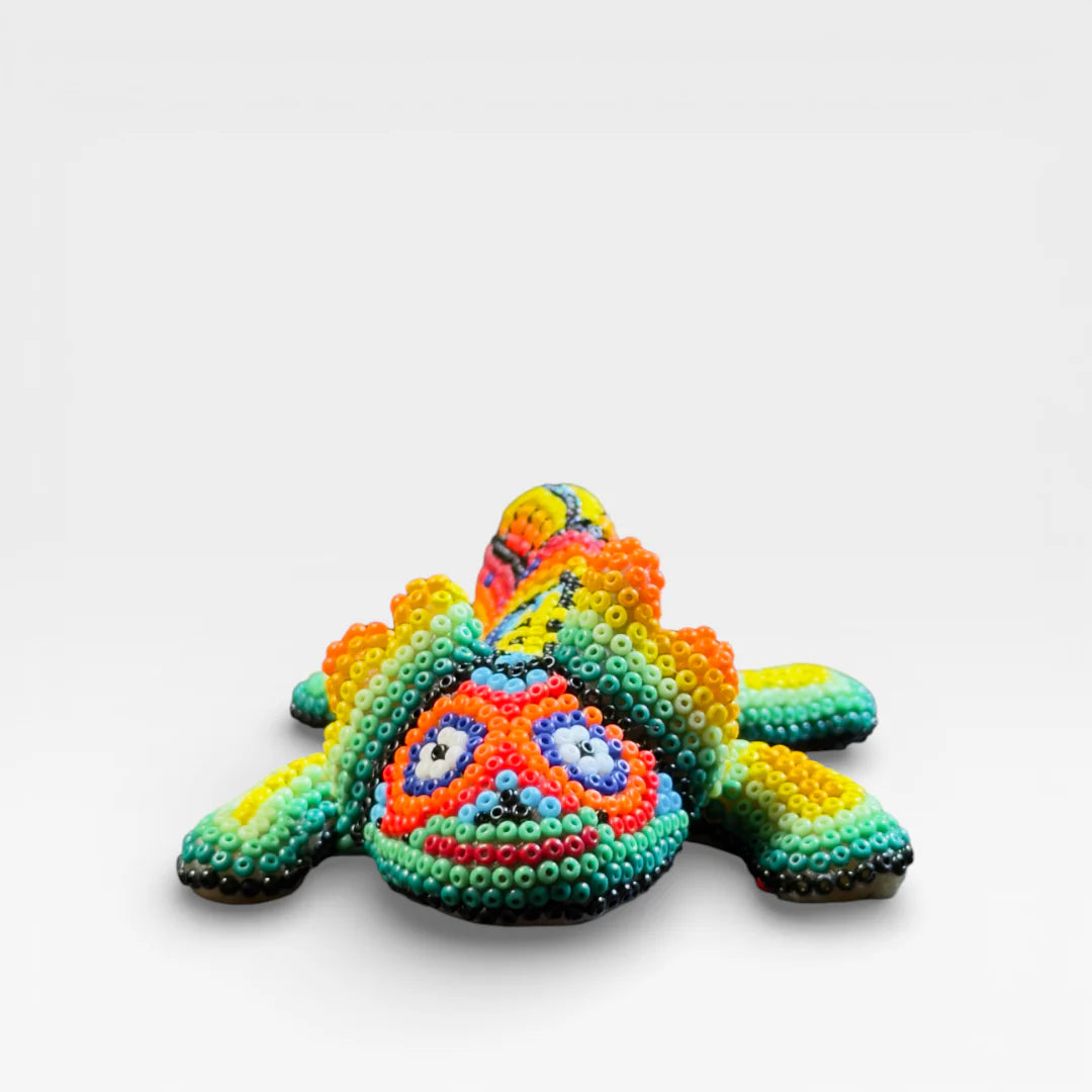 Figura de Chaquira Huichol: Camaleón verde, naranja y azul con diseño de Ojo de Dios.