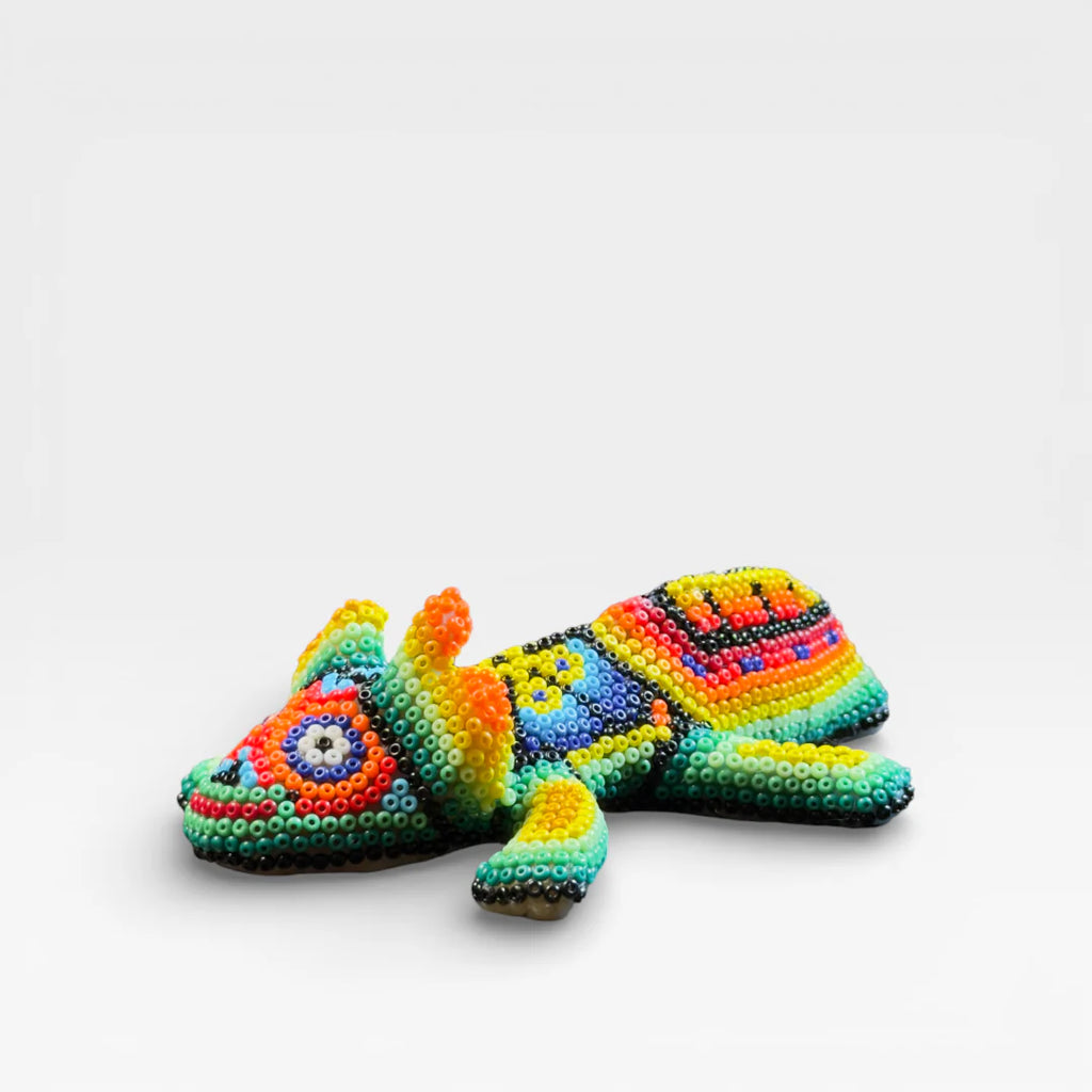 Figura de Chaquira Huichol: Camaleón verde, naranja y azul con diseño de Ojo de Dios.