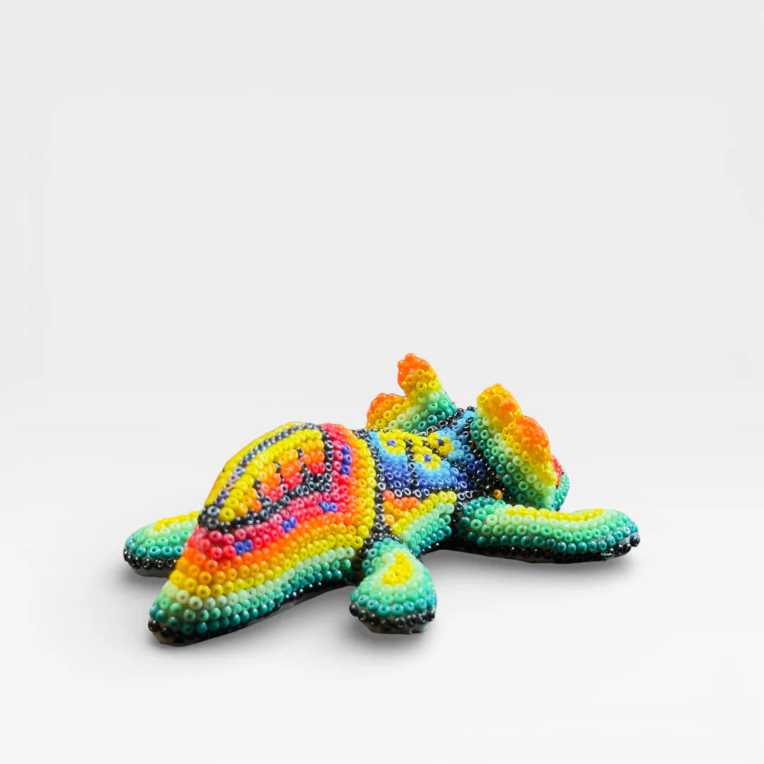 Figura de Chaquira Huichol: Camaleón verde, naranja y azul con diseño de Ojo de Dios.