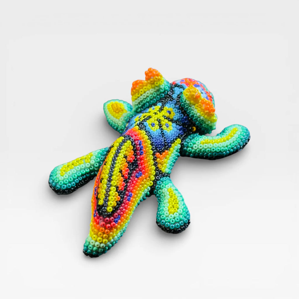 Figura de Chaquira Huichol: Camaleón verde, naranja y azul con diseño de Ojo de Dios.