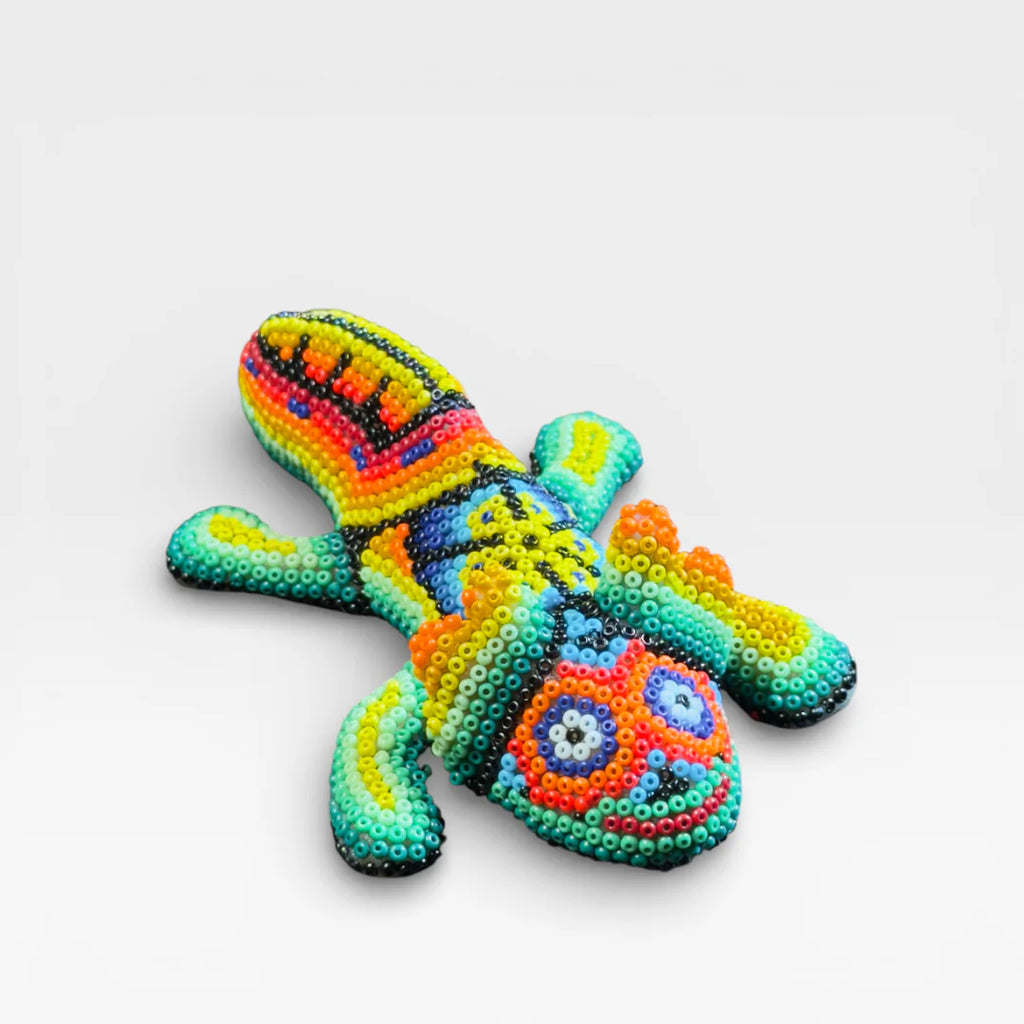 Figura de Chaquira Huichol: Camaleón verde, naranja y azul con diseño de Ojo de Dios.